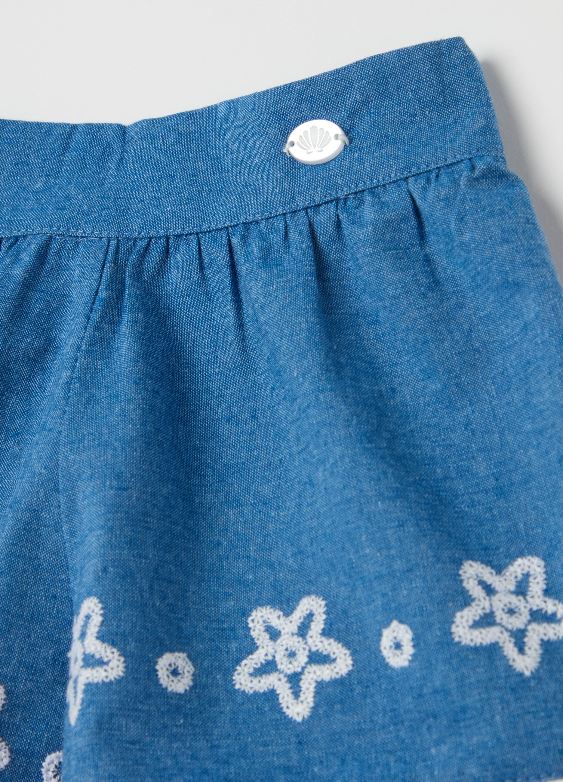 Cotton shorts with floral embroidery