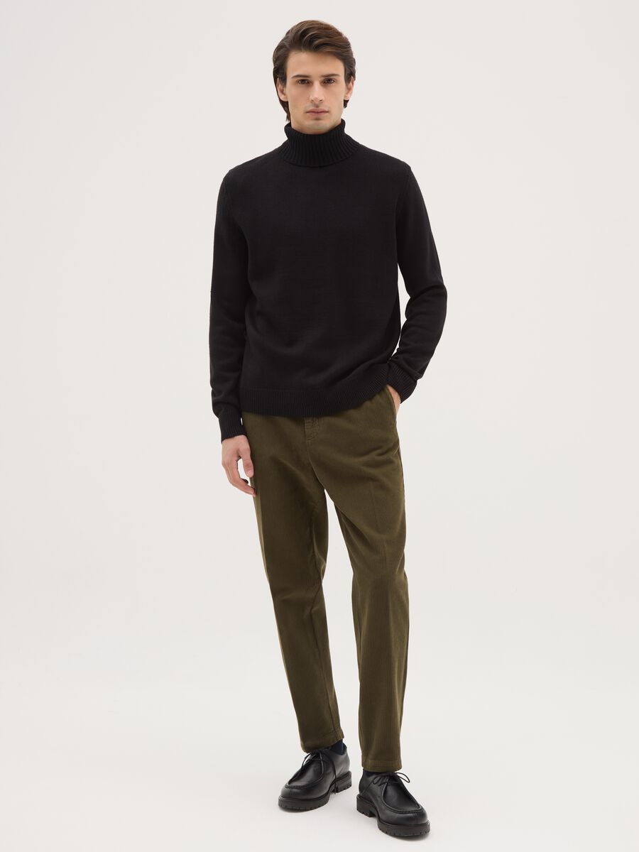 Green corduroy chino trousers in pure cotton, regular fit_0