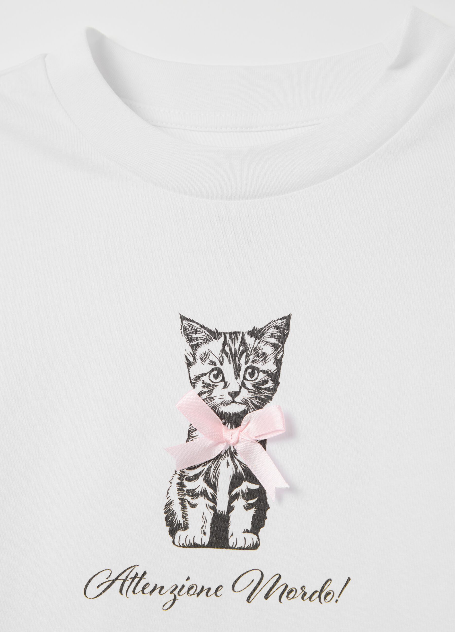 T-shirt bianca in cotone con stampa gattino "Attenzione mordo!"