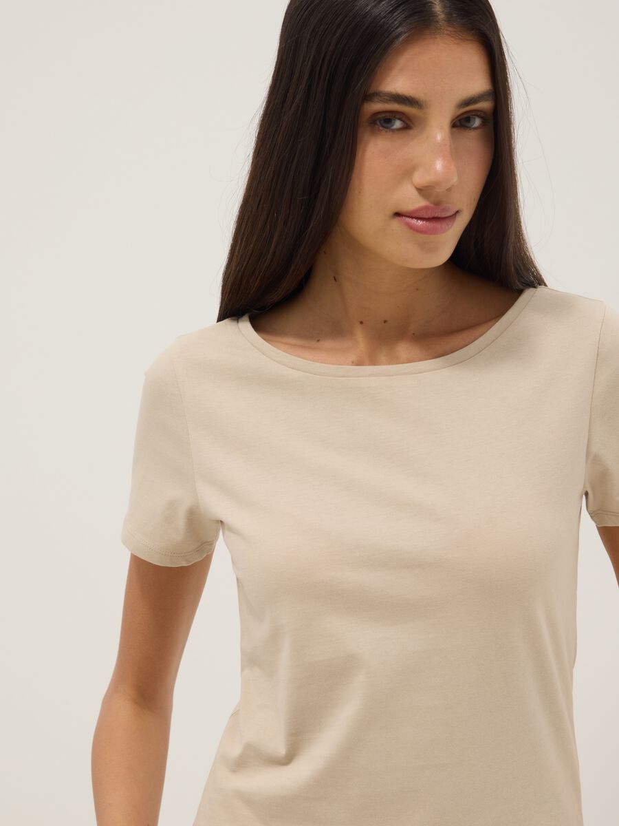 T-shirt beige a maniche corte in puro cotone_1