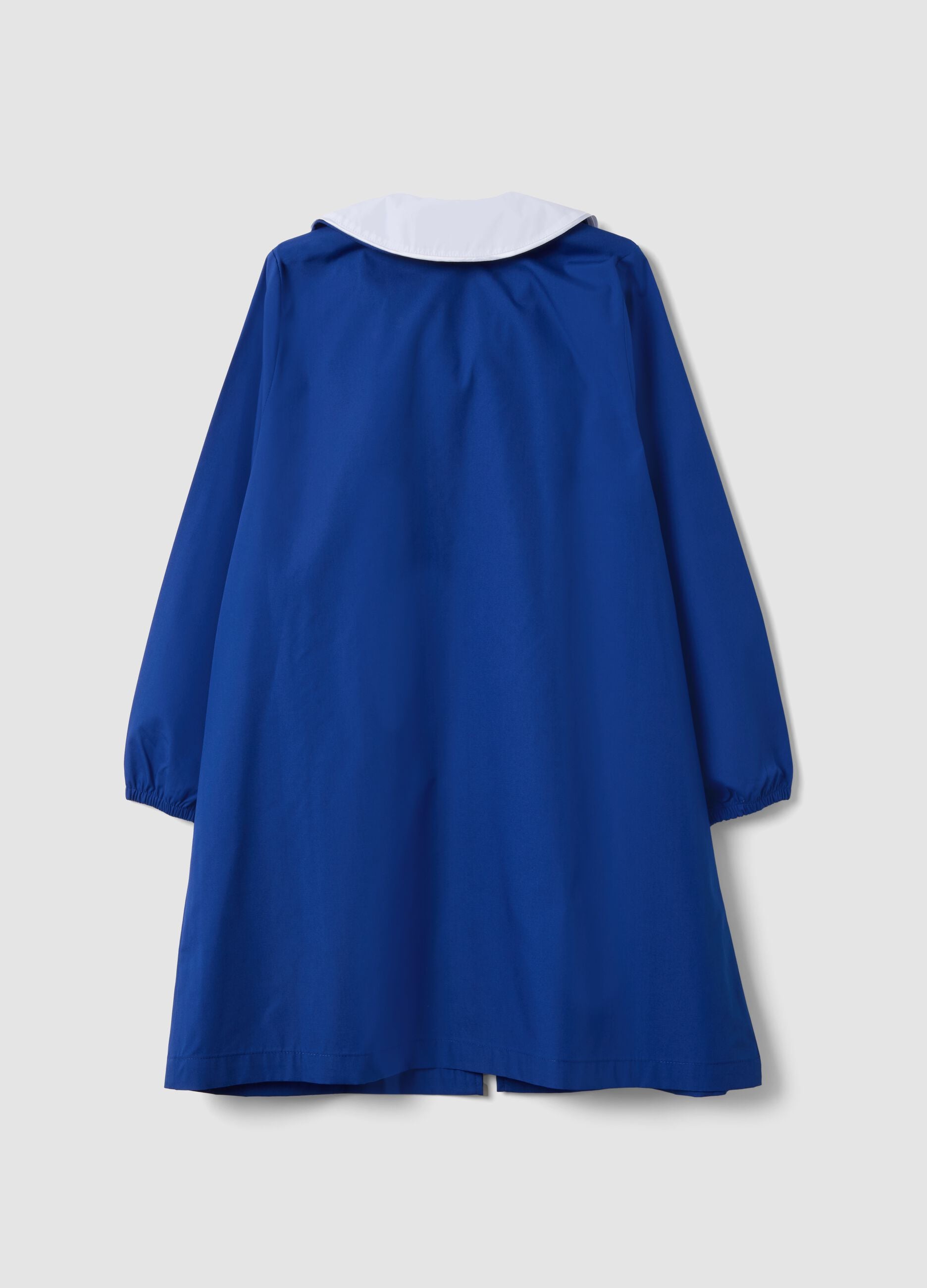 Blue girls&rsquo; school apron with Hello Kitty embroidery
