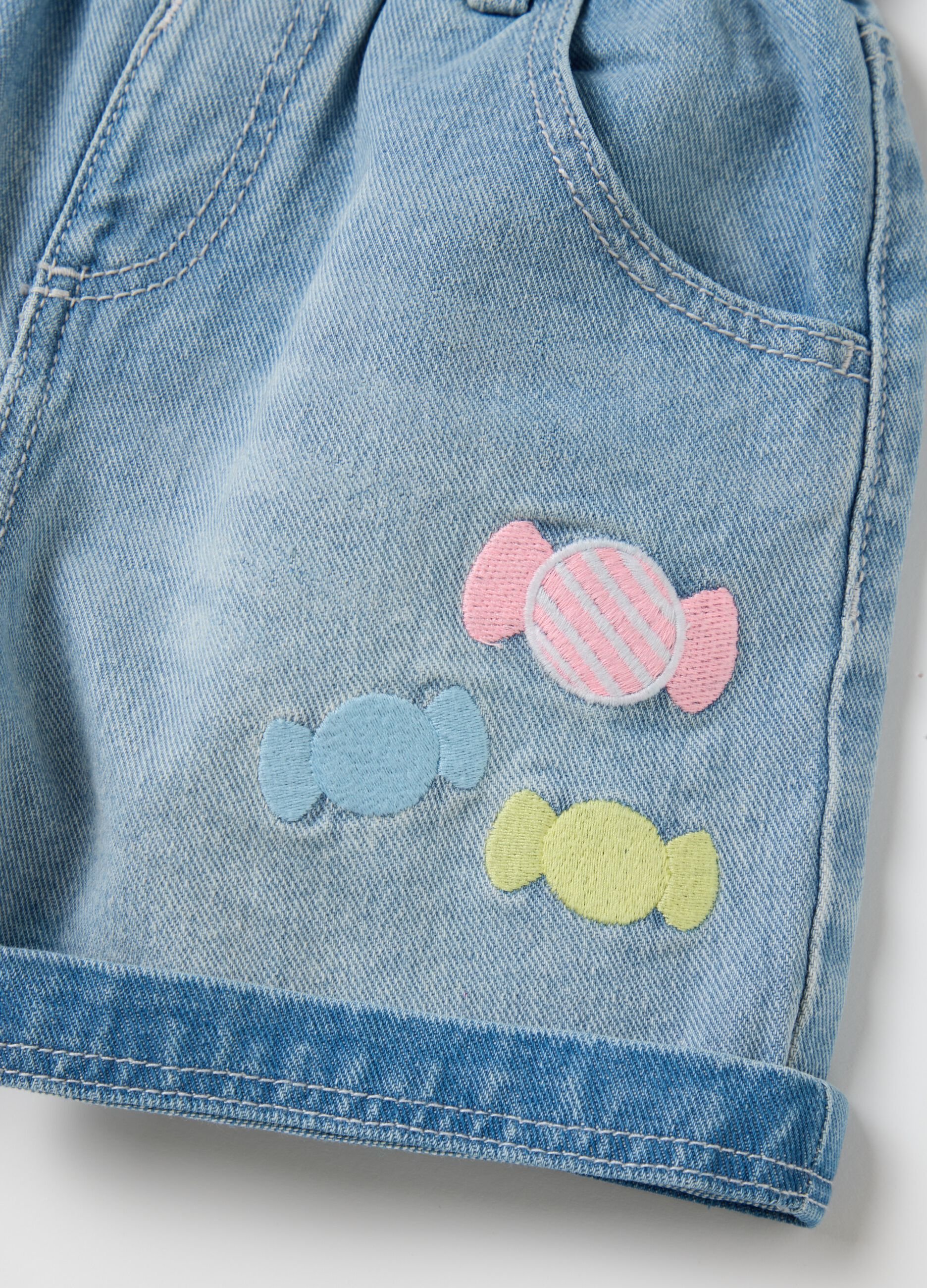 Denim shorts in cotton with sweets print