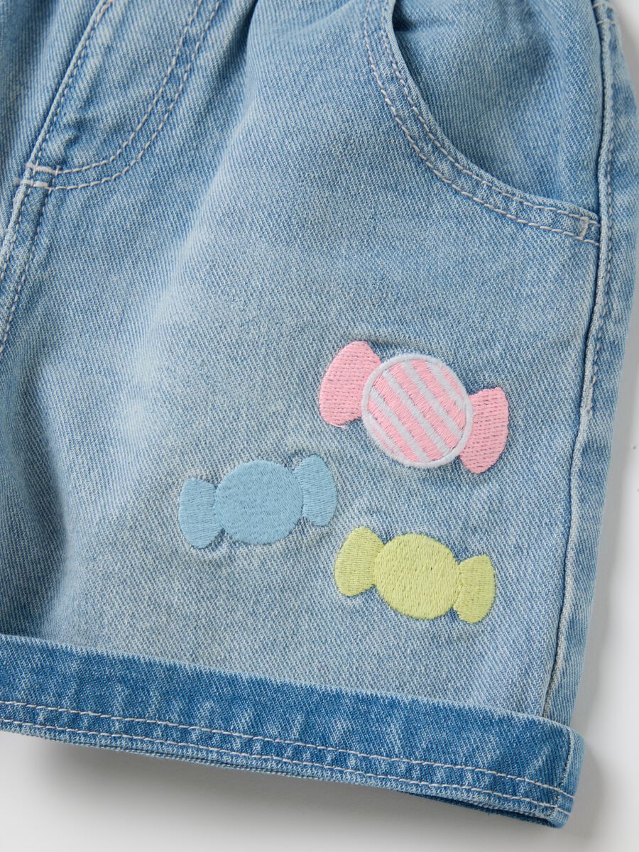 Denim shorts in cotton with sweets print_2