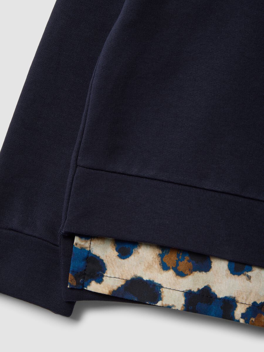 Felpa girocollo in cotone elasticizzato blu regular fit con dettaglio_5