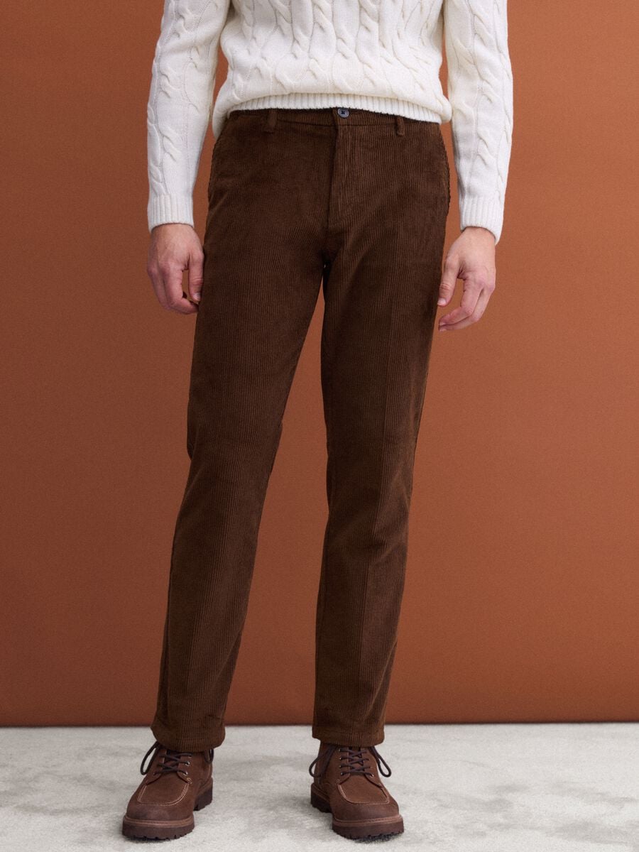 Pantaloni chino marroni in cotone elasticizzato a coste regular fit_1