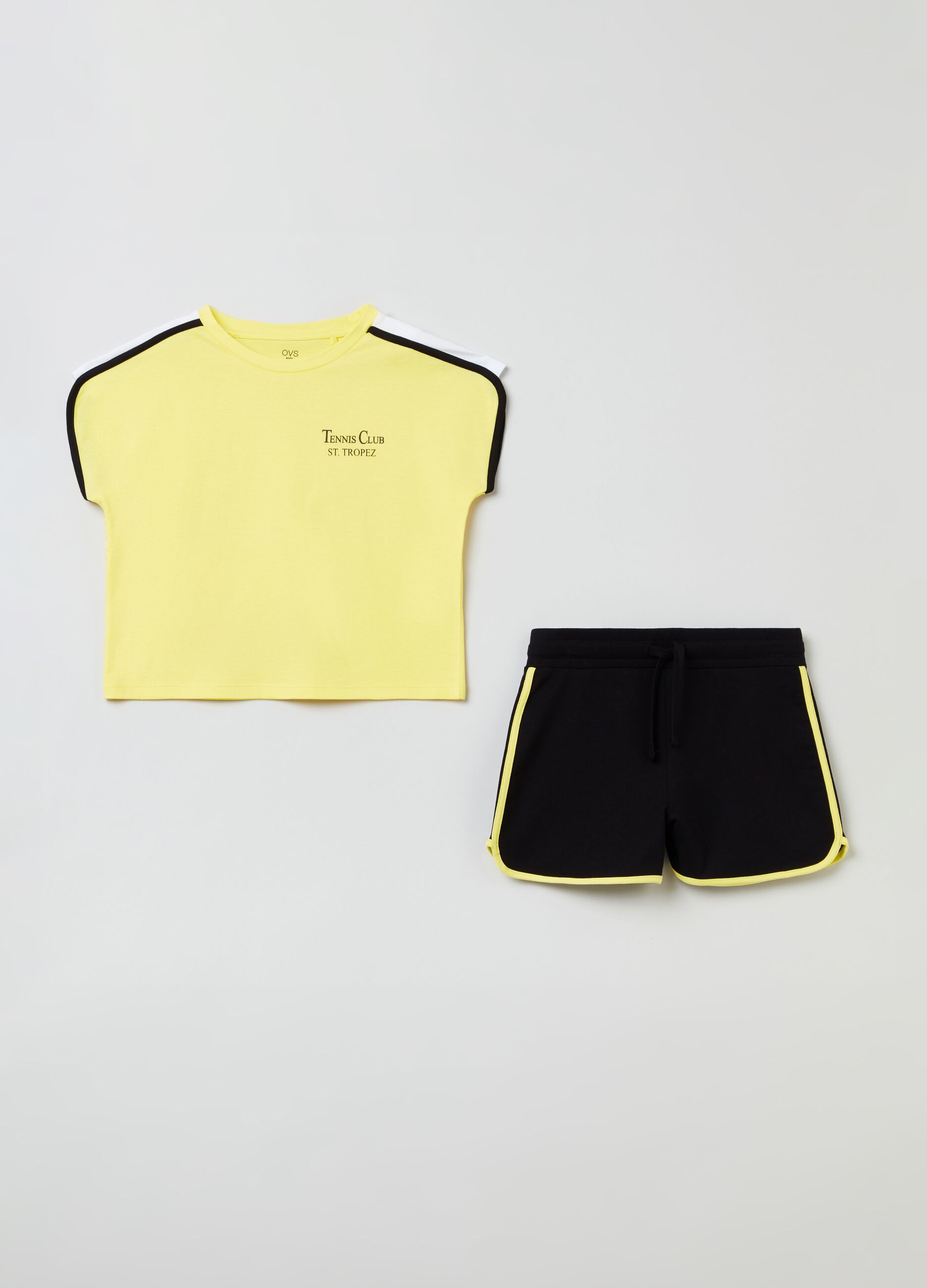 T-shirt and shorts jogging set with contrasting edging