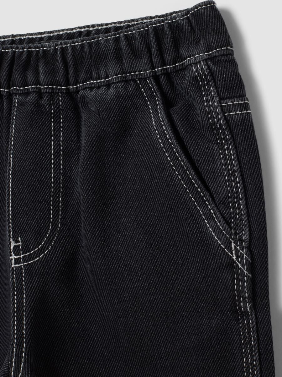 Jogger nero in misto cotone e viscosa con vita elasticizzata per bambino_2