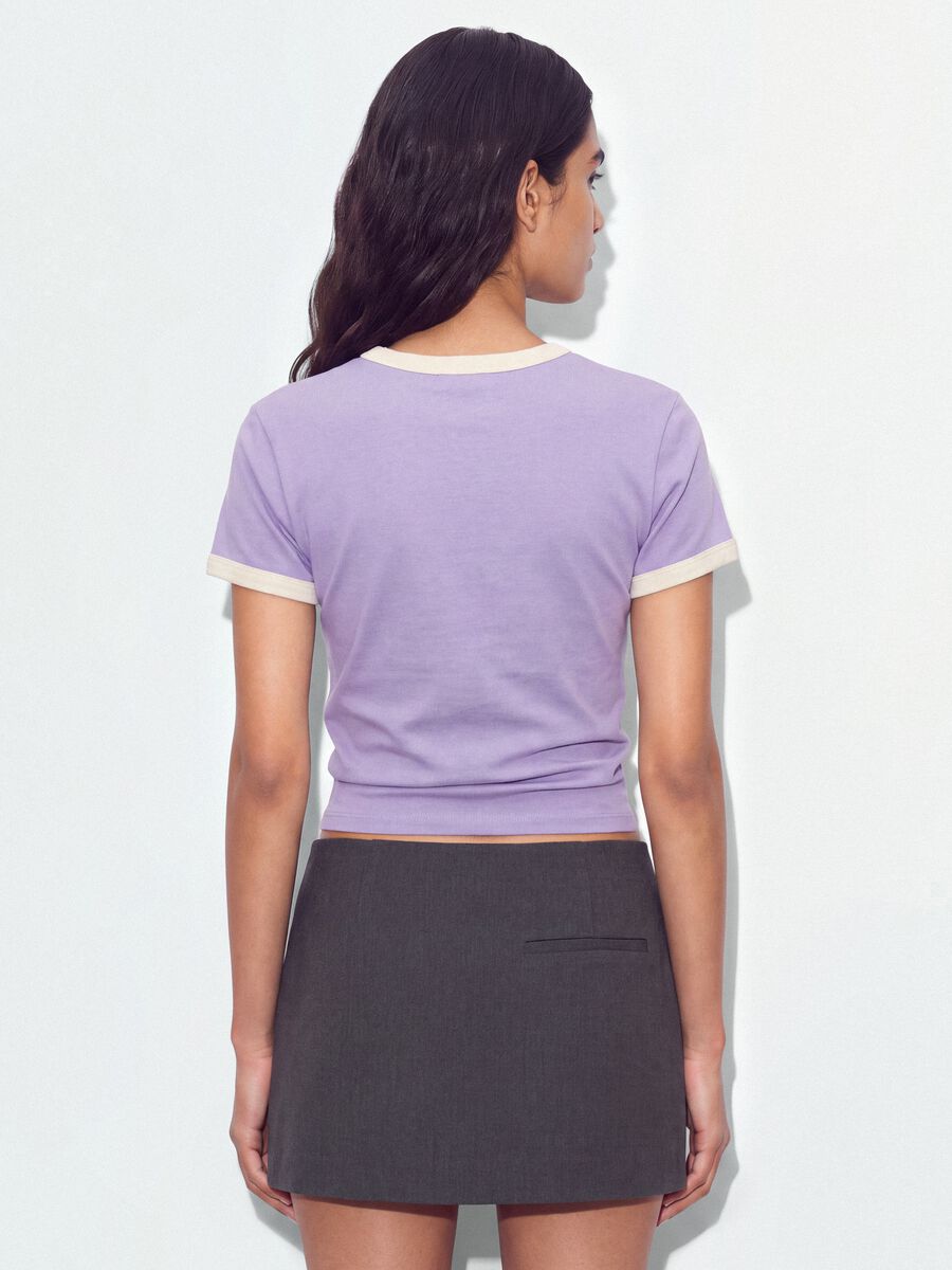 T-shirt viola in cotone elasticizzato con profili a contrasto fitted_2