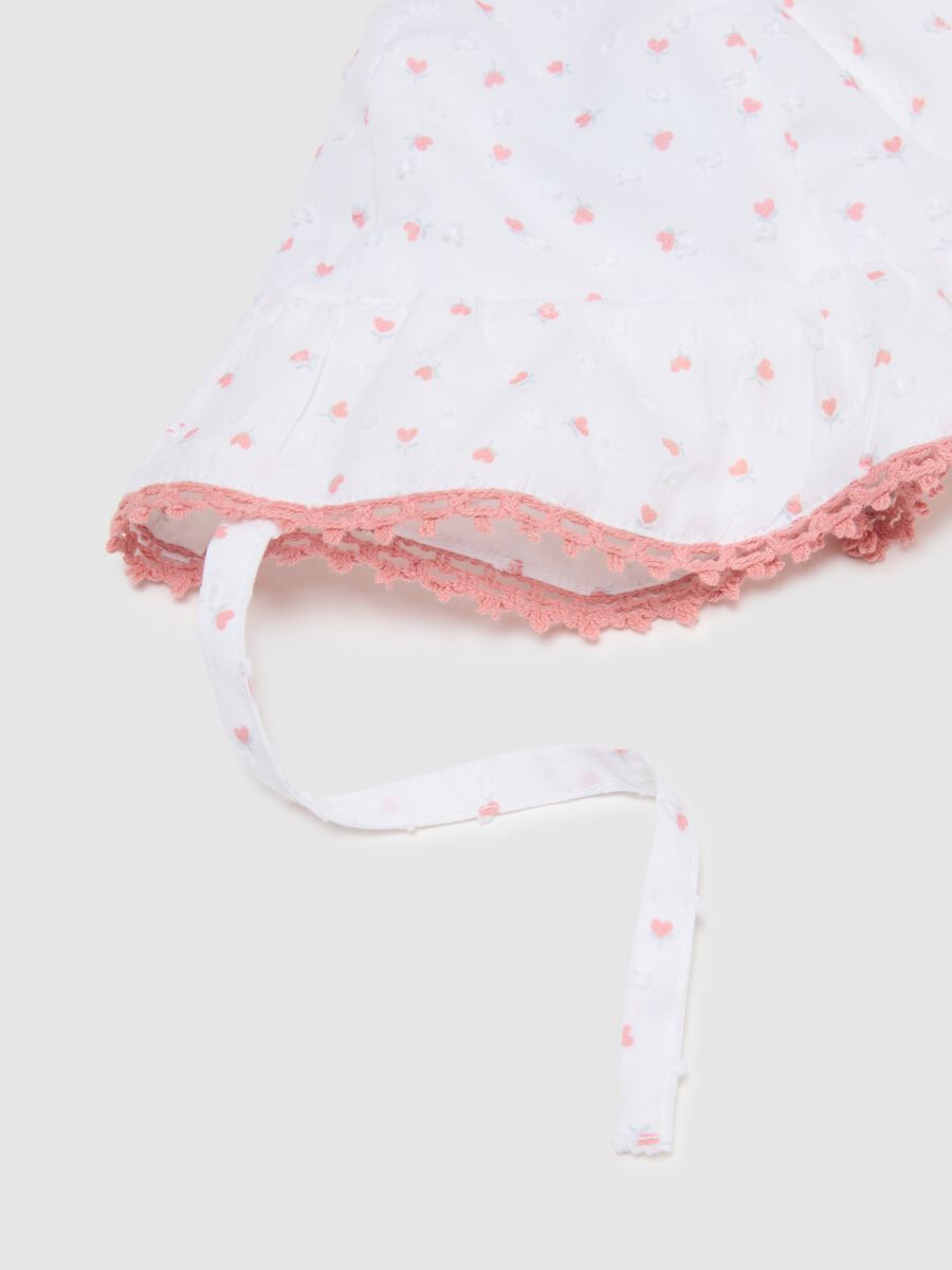White pure cotton hat with pink trim for babies_1