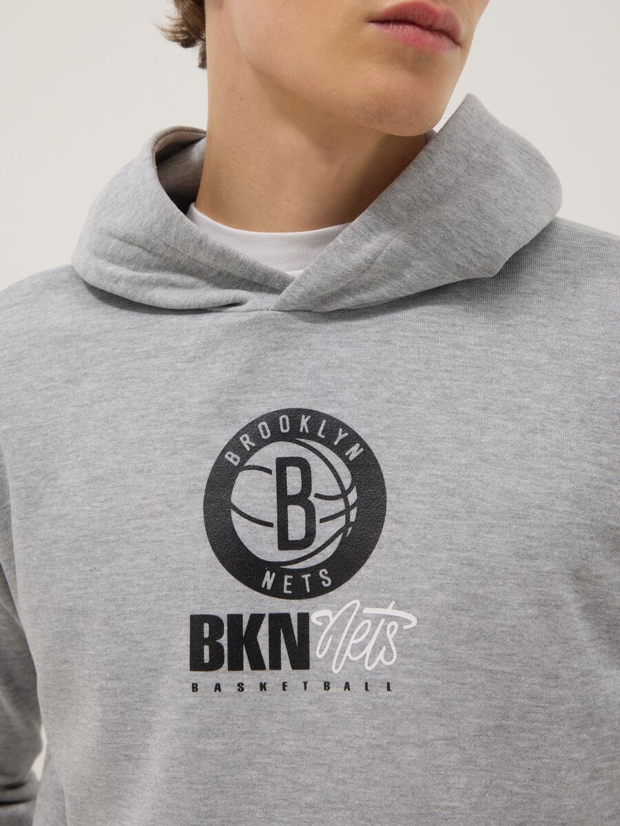 Felpa grigia con cappuccio in misto cotone con stampa NBA_3