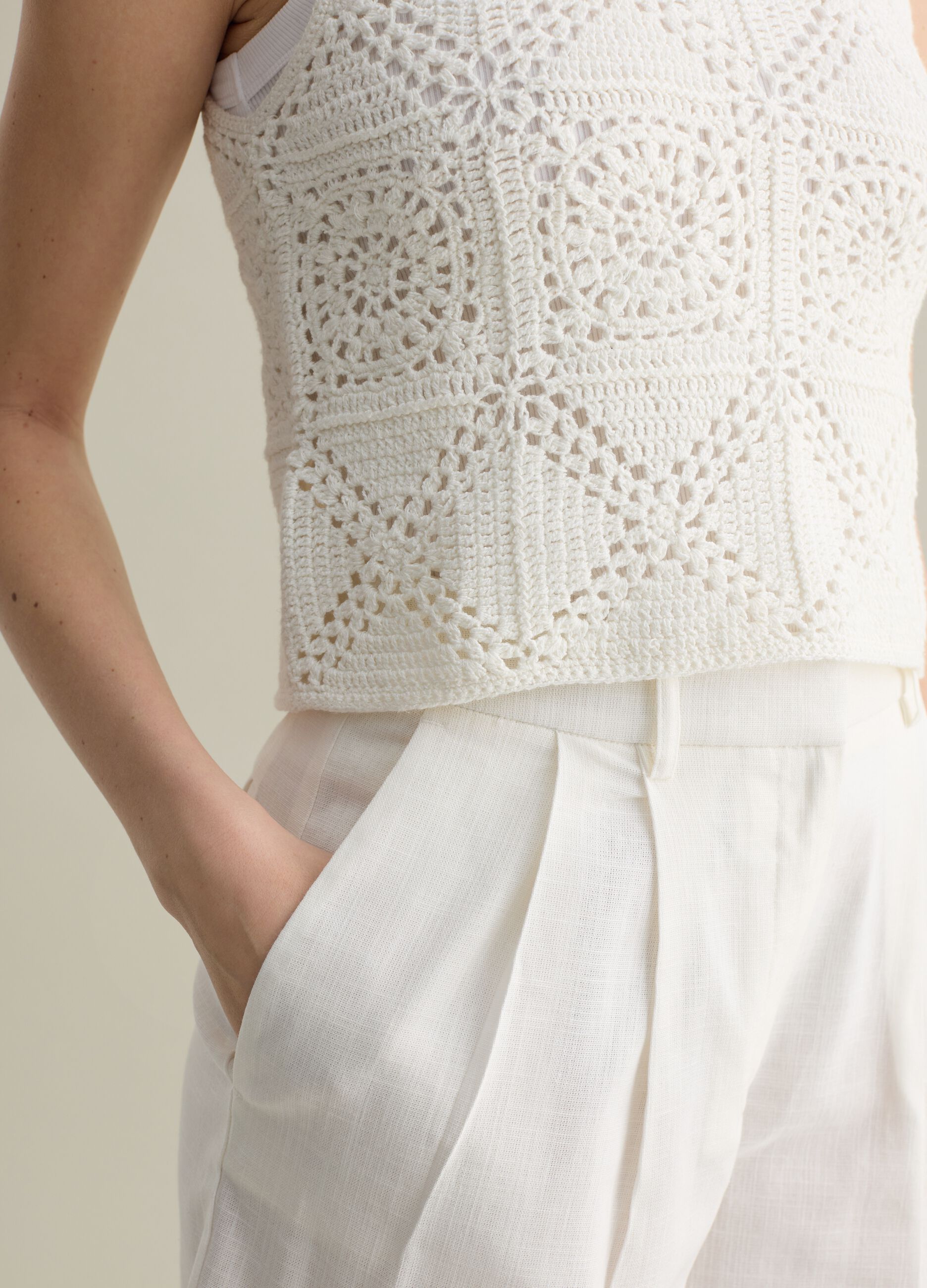Tank top in maglia crochet bianco