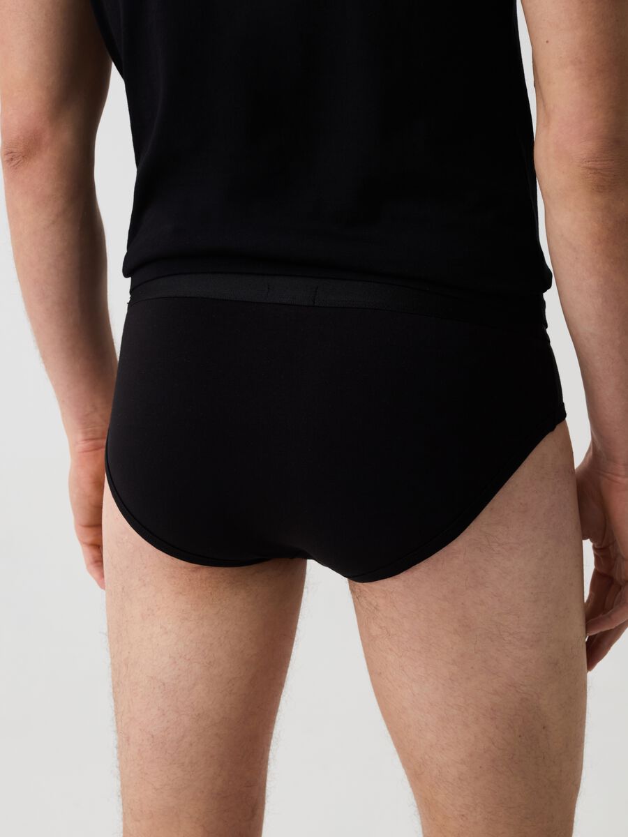 Two-pack briefs with contrasting piping_2