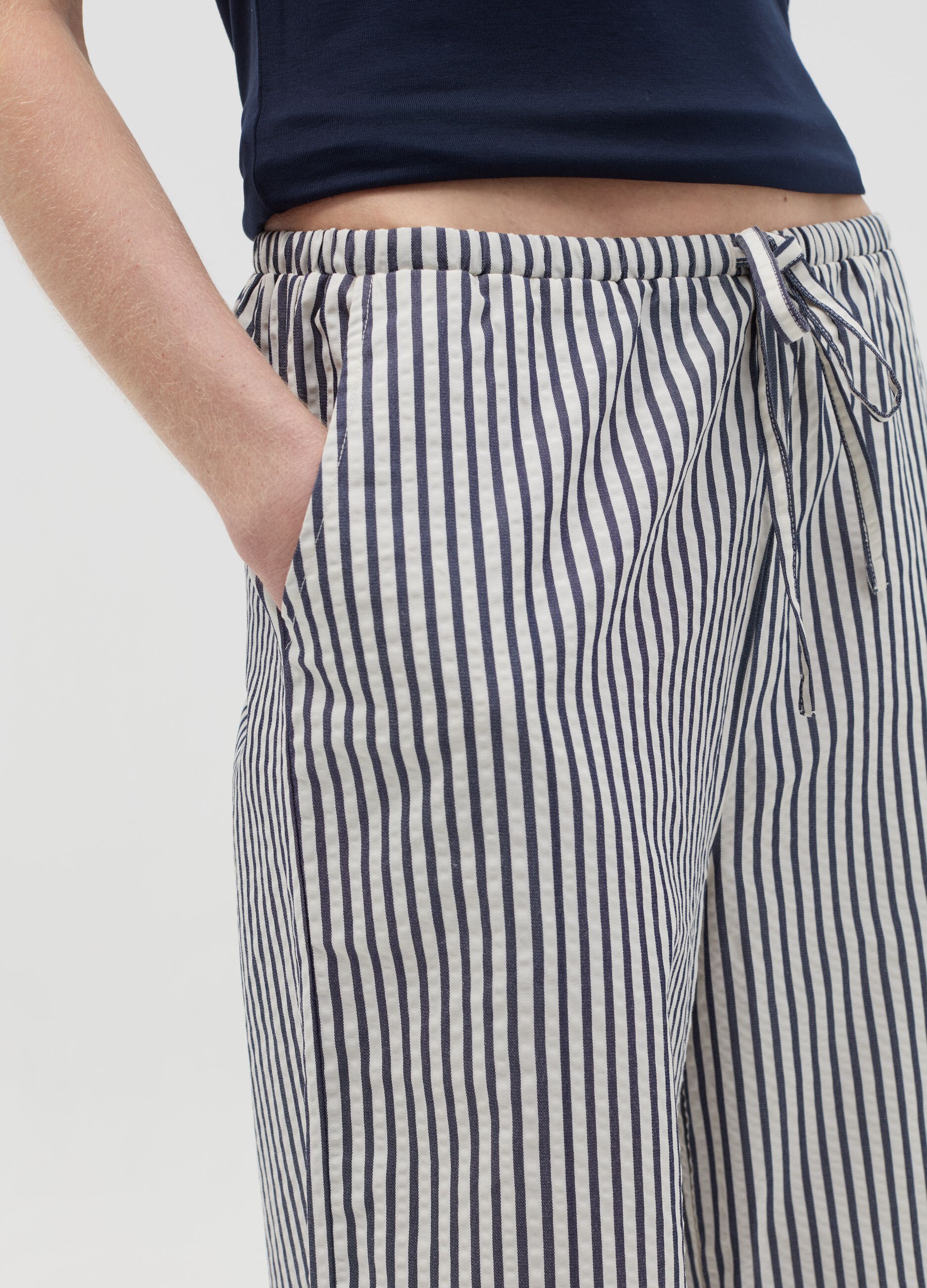 Pantalone a gamba larga a righe bianche e blu