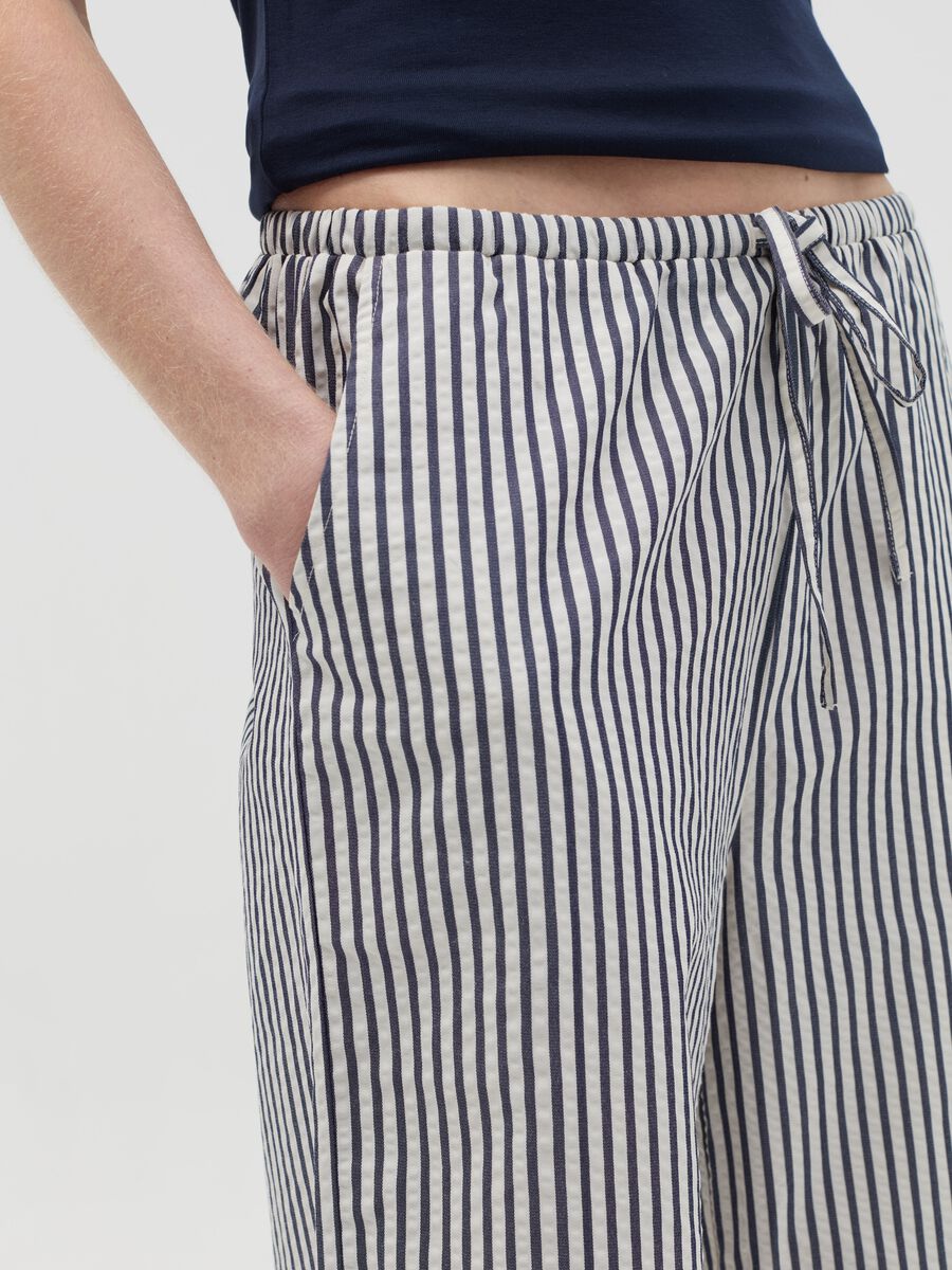 Blue and white wide-leg trousers with stripes_2