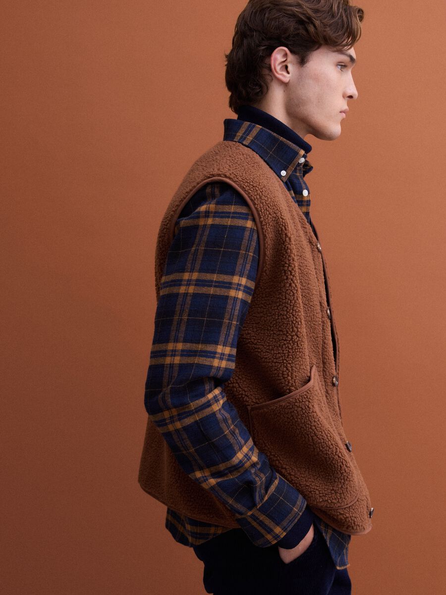 Light brown V-neck gilet with patch pockets_2