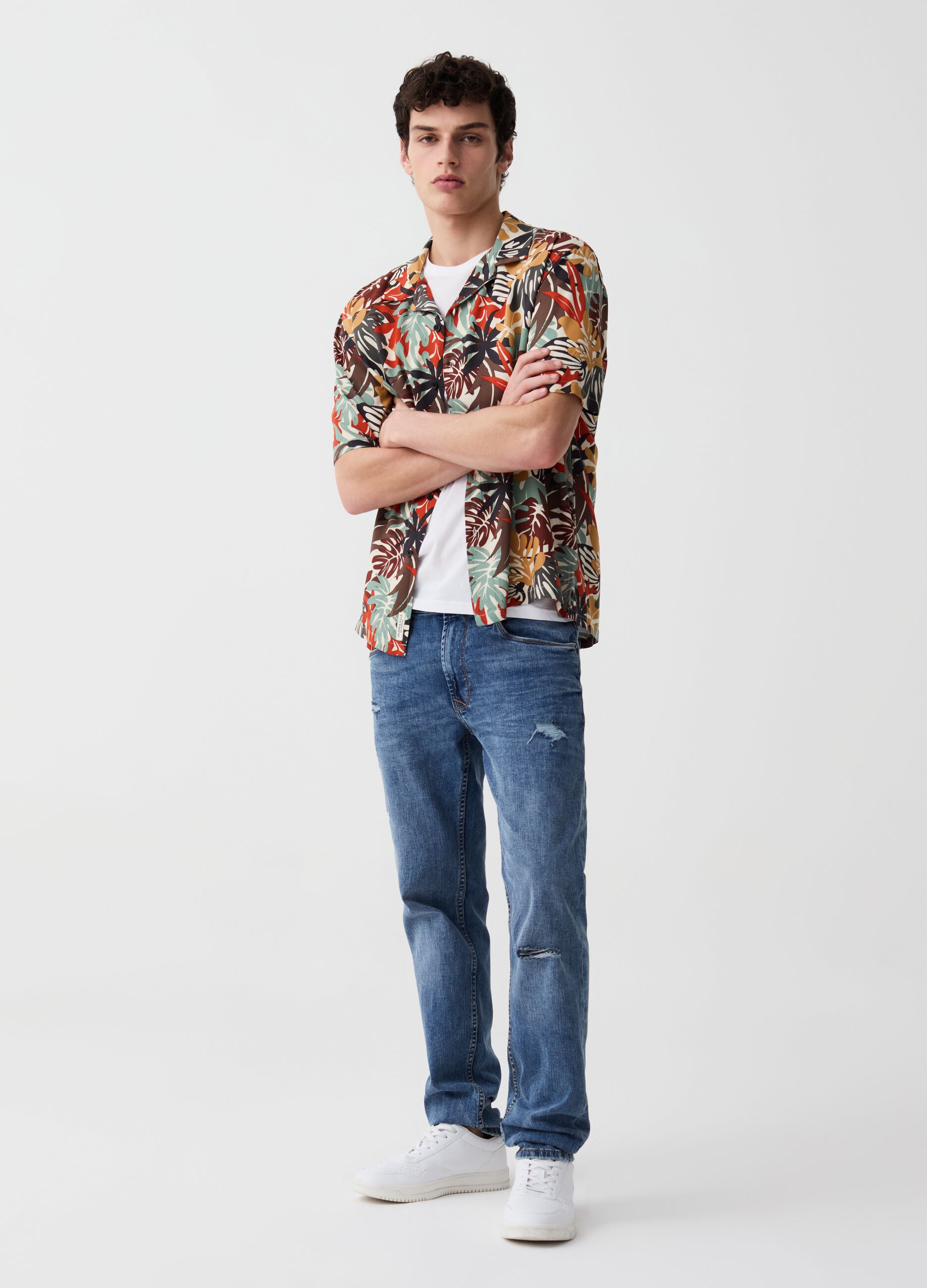 Short-sleeved shirt with tropical print