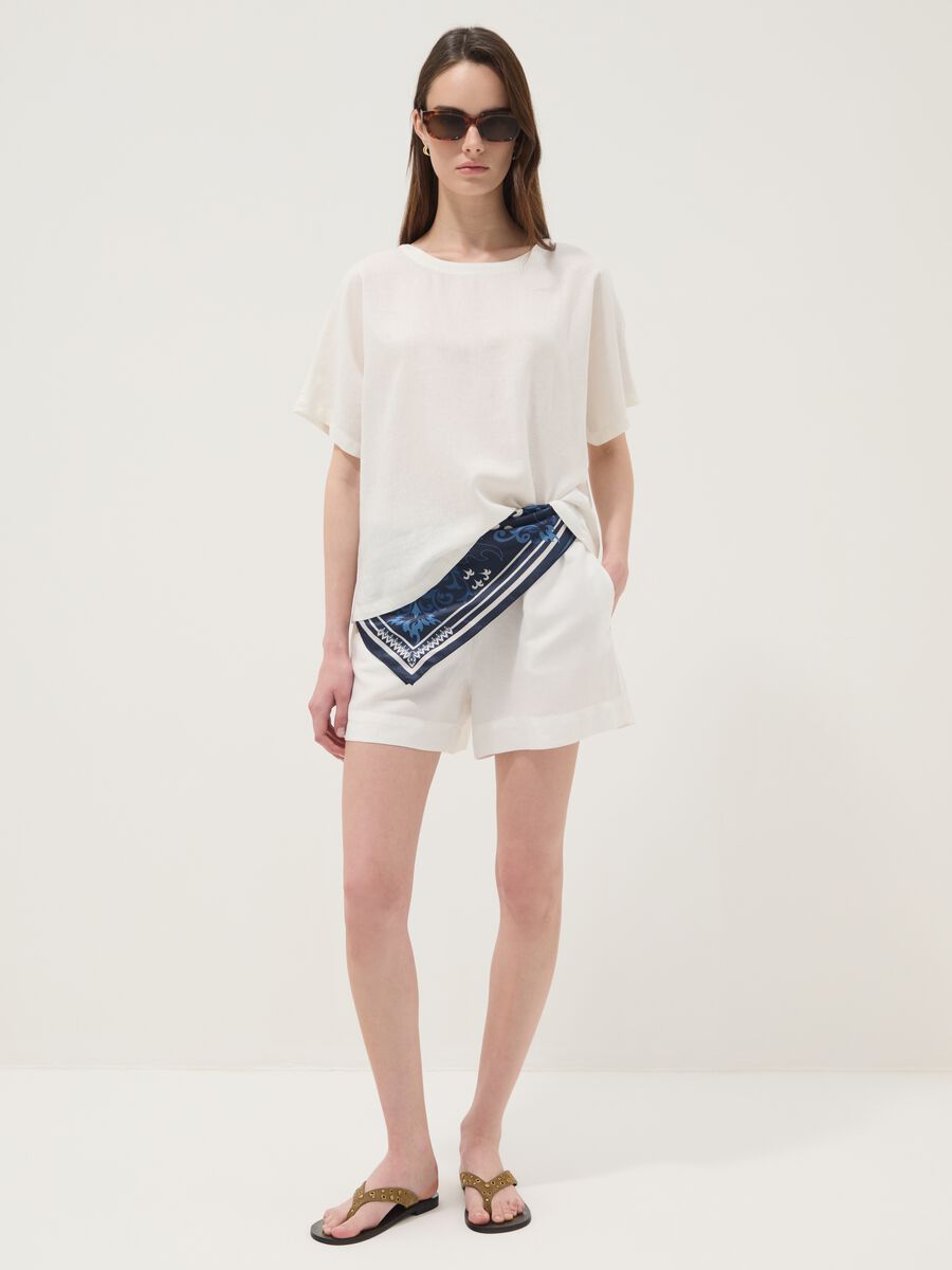 Shorts bianchi in misto lino e viscosa con vita elasticizzata regular fit_0