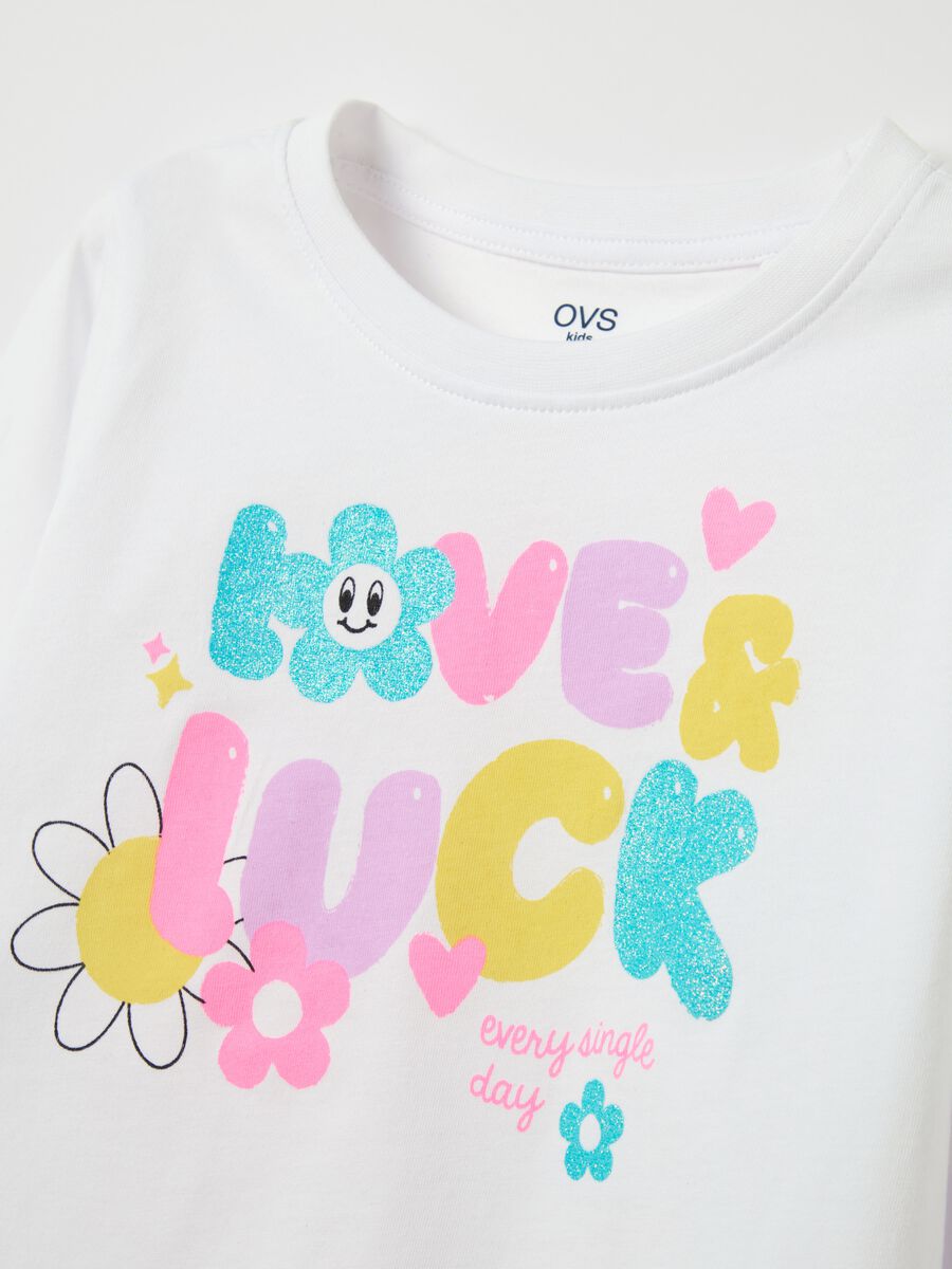 Long-sleeved T-shirt with "Love & Luck” print_3