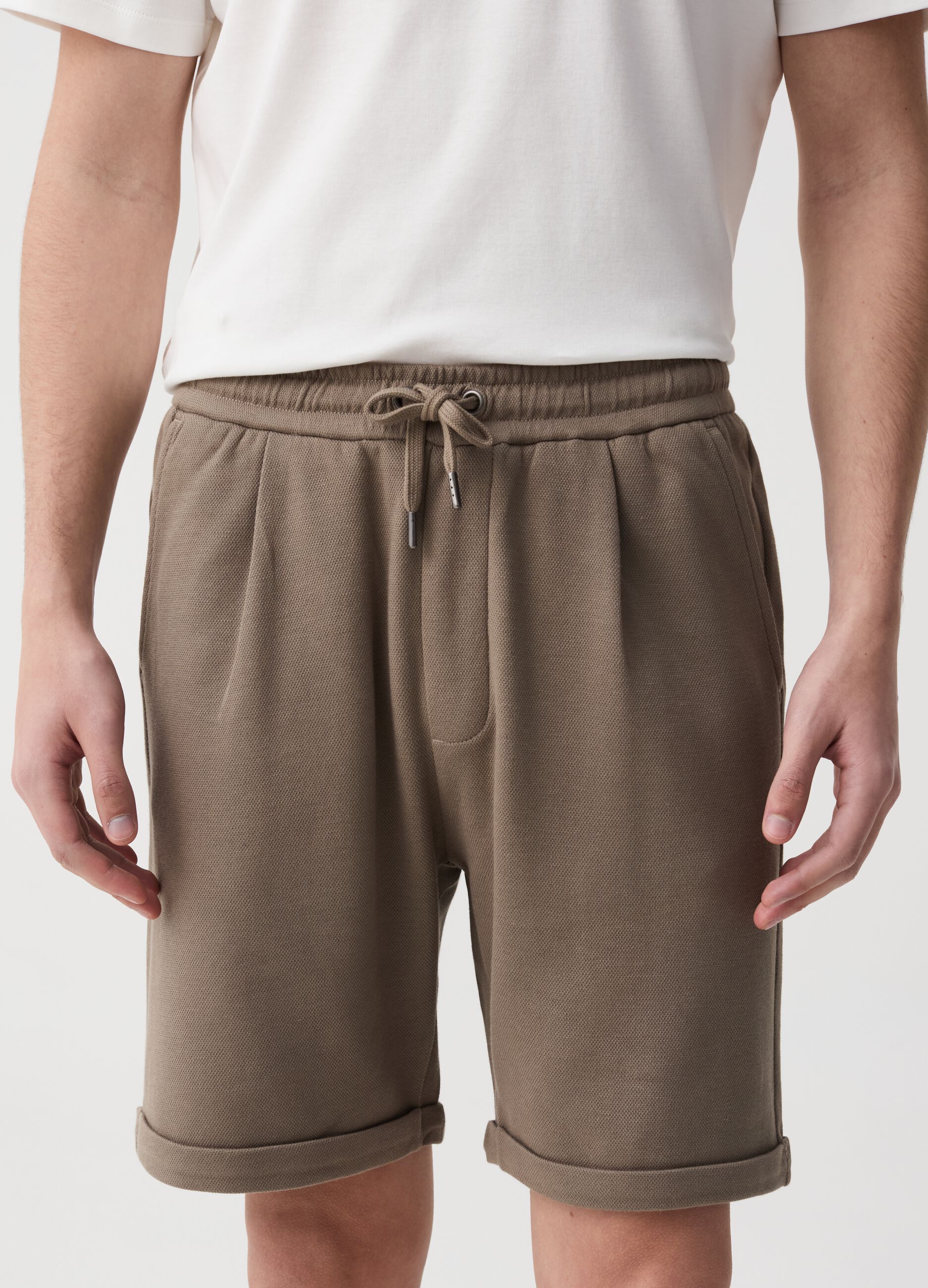 Bermuda joggers with darts and folds