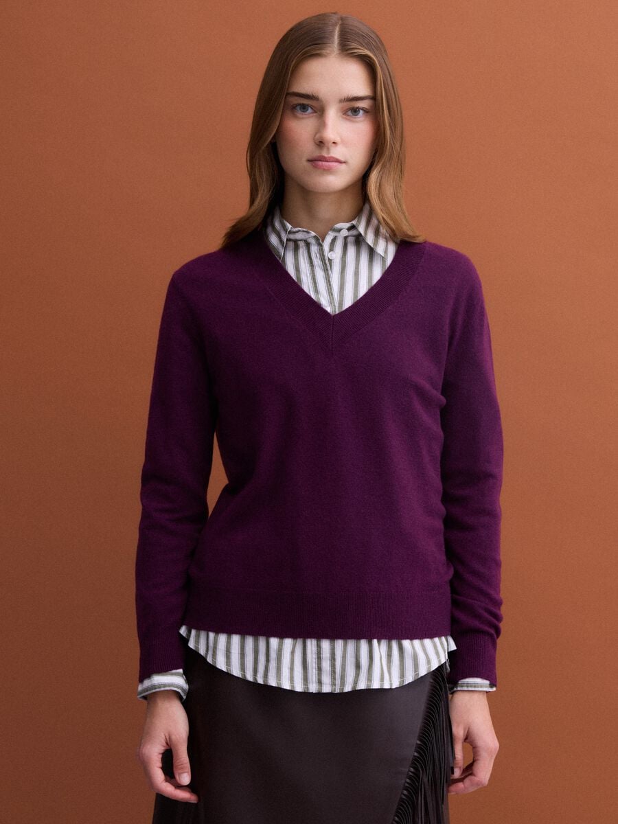 Maglia viola in pura lana con scollo profondo a V_0