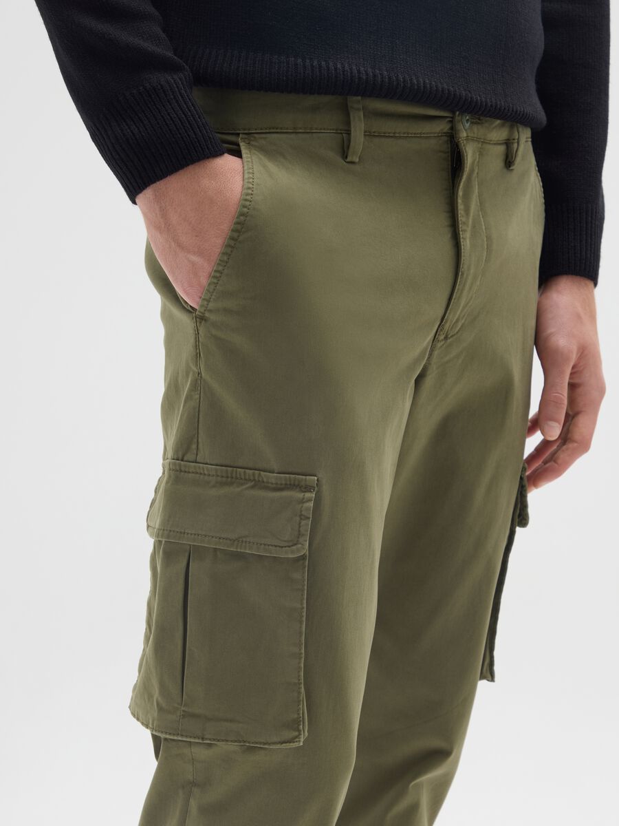 Green regular fit cotton blend trousers_3