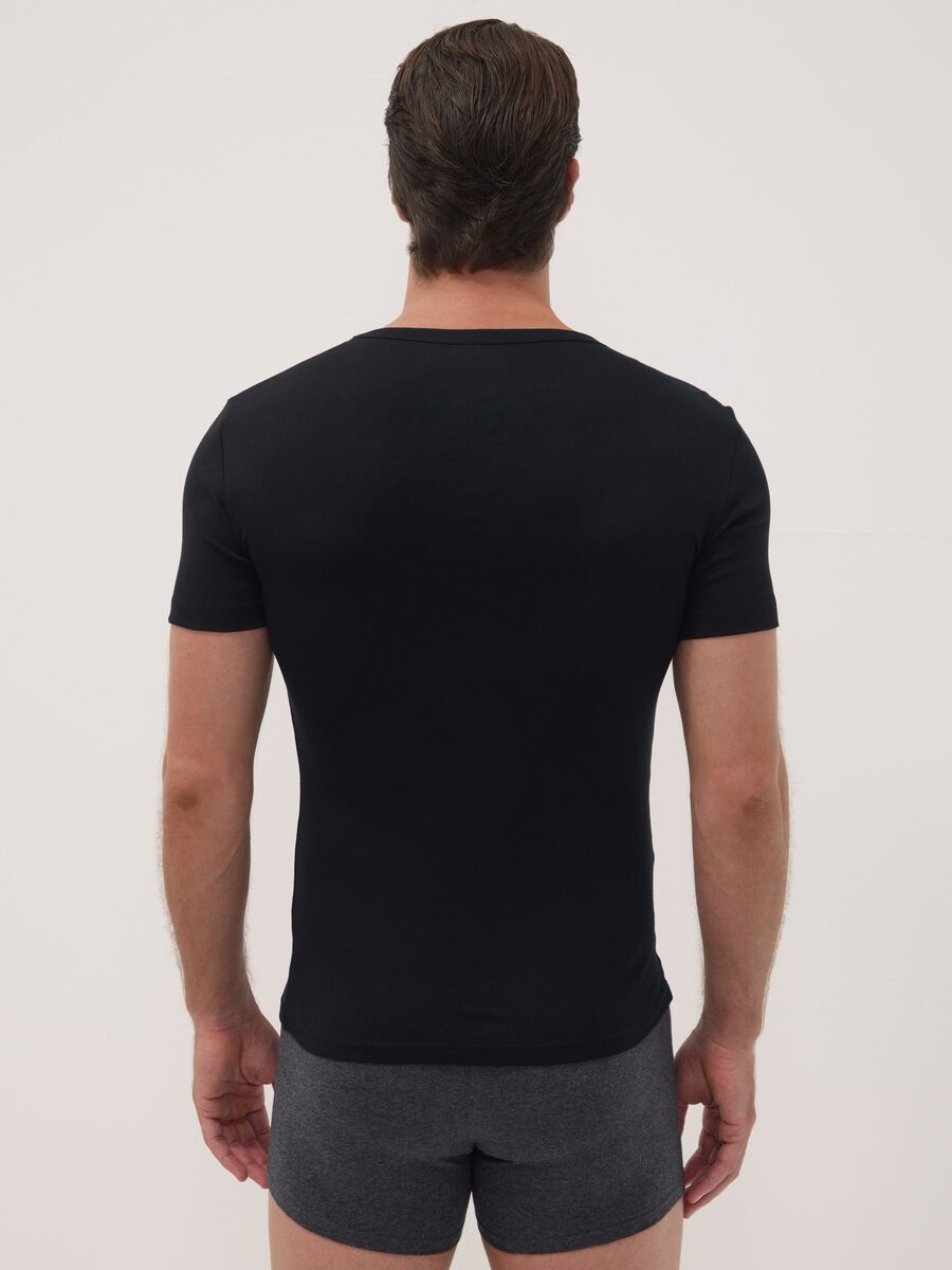 2-pack of black organic cotton T-shirts with deep V-neck_3