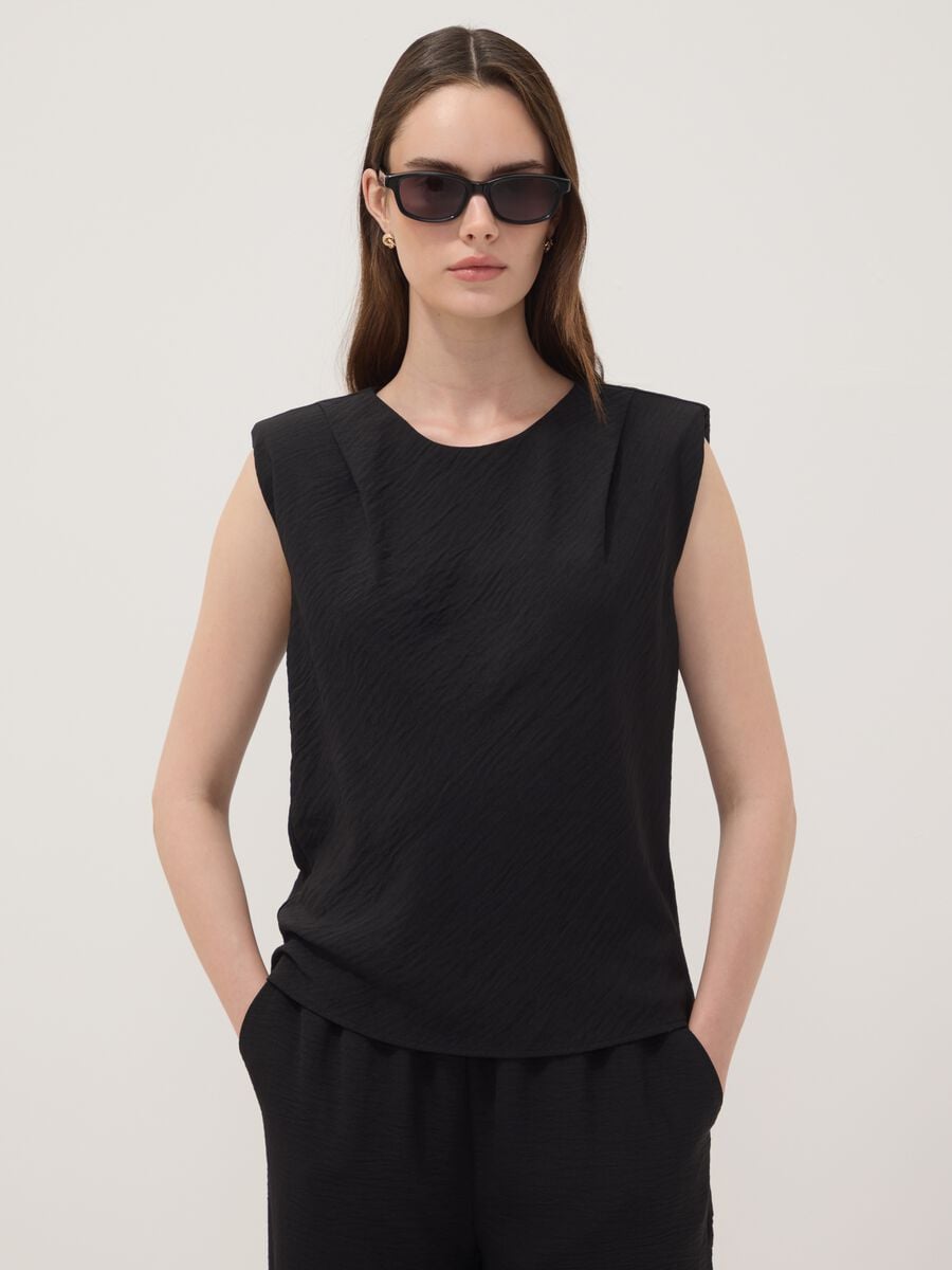 Blusa nera smanicata con texture pliss&eacute; regular fit_0