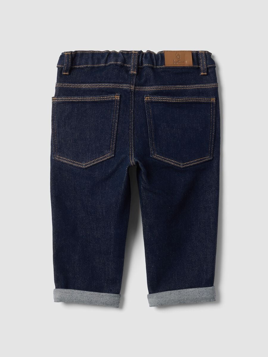 Jeans denim blu scuro in cotone elasticizzato con risvolto per bimbo_1
