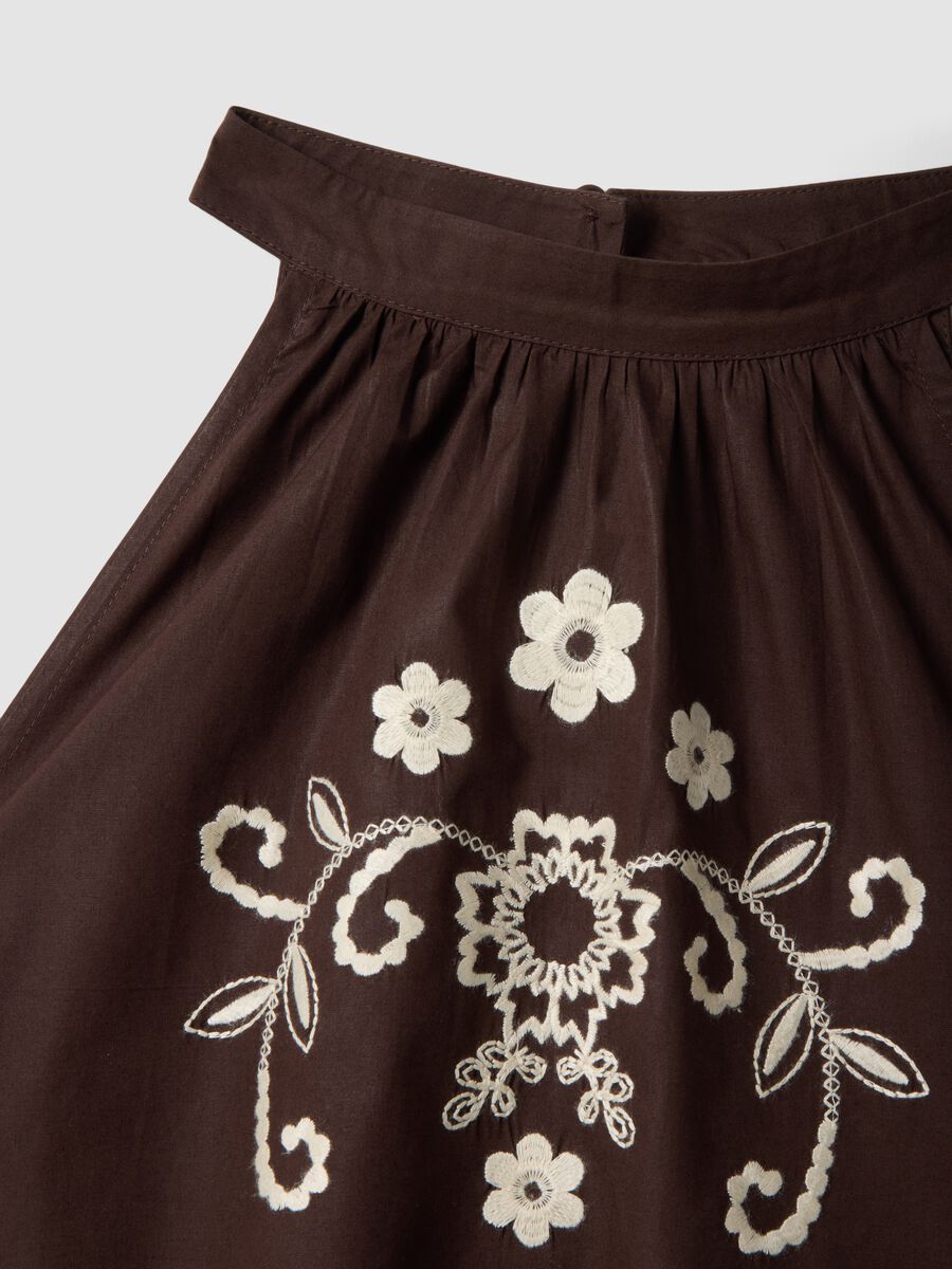 Blusa in puro cotone marrone regular fit con ricami floreali_5