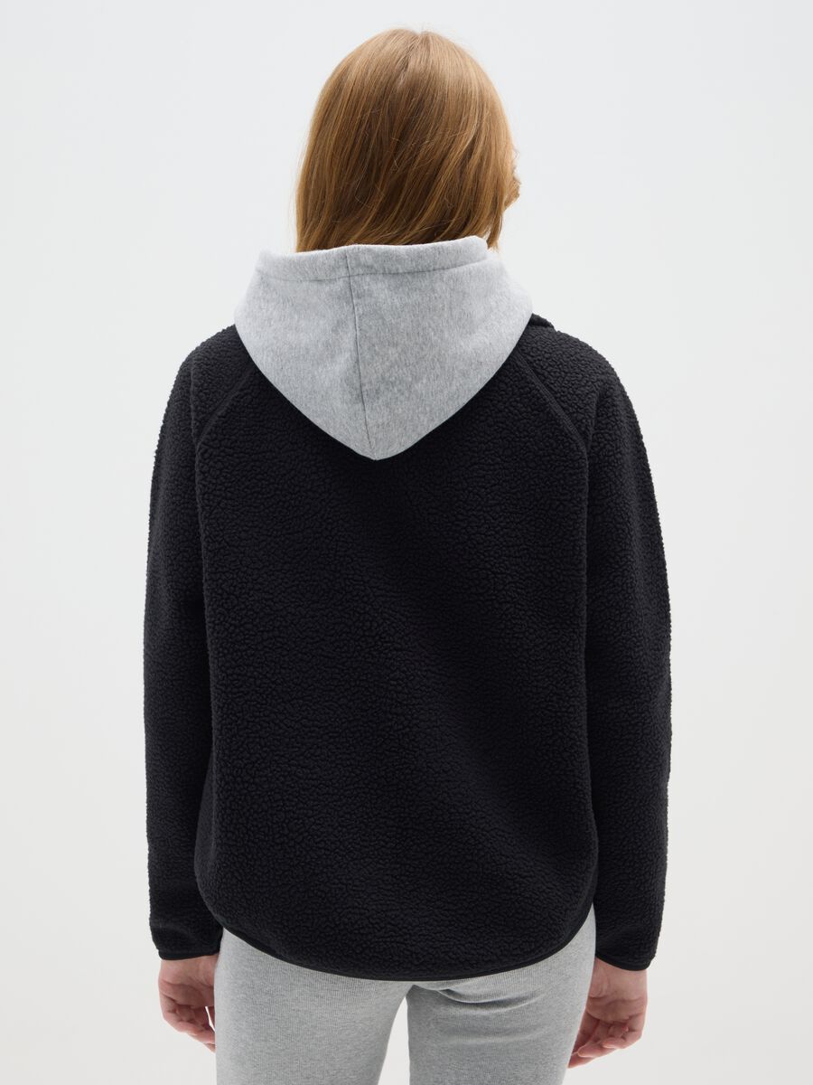 Felpa nera regular fit con zip_2