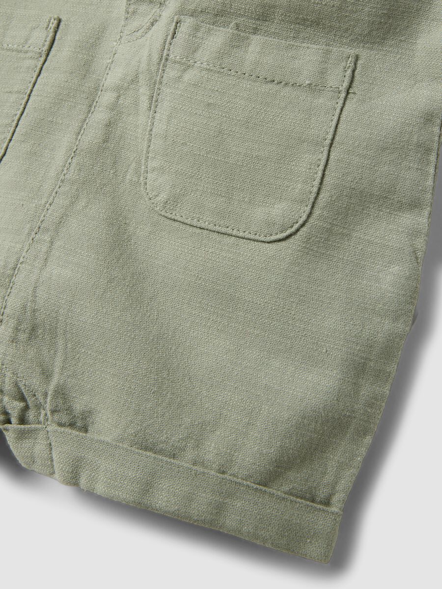Completo verde in puro cotone con salopette corta e t-shirt stampata per neonati_2