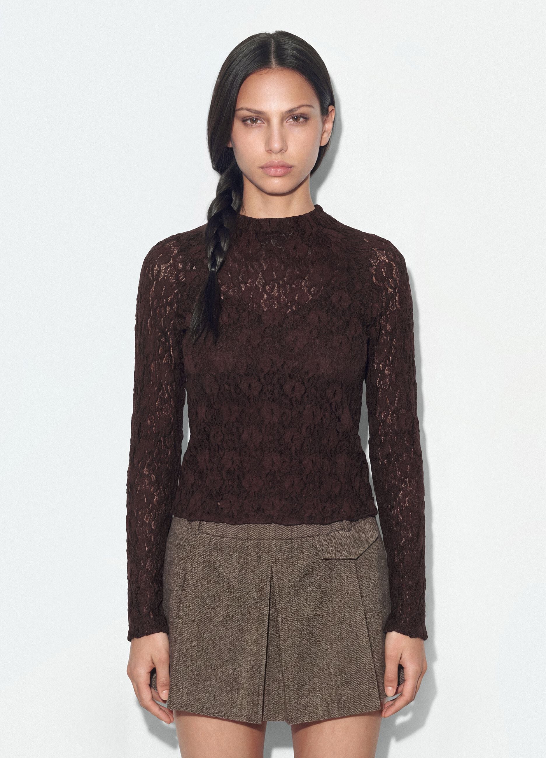 T-shirt marrone in tessuto elasticizzato traforato con colletto rialzato