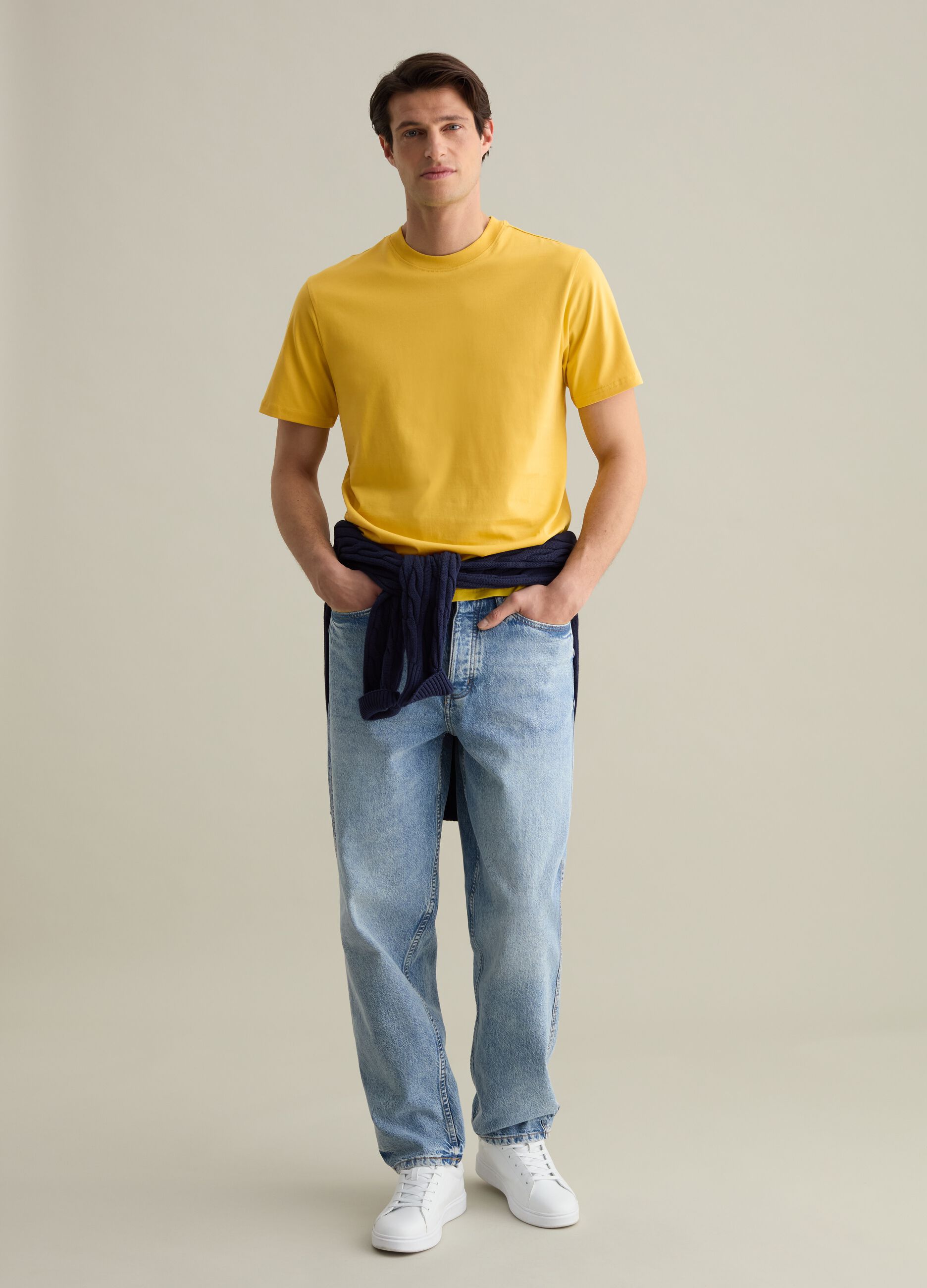 Plain cotton T-shirt with round neck.
