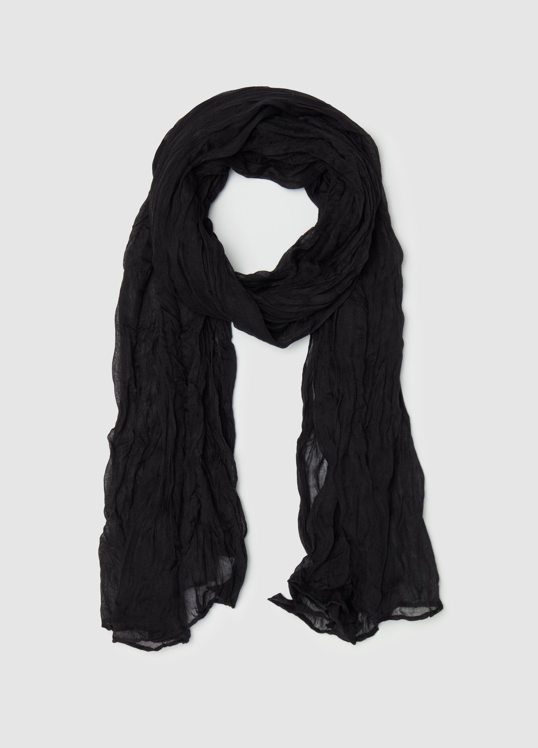 Solid colour crinkle-effect scarf