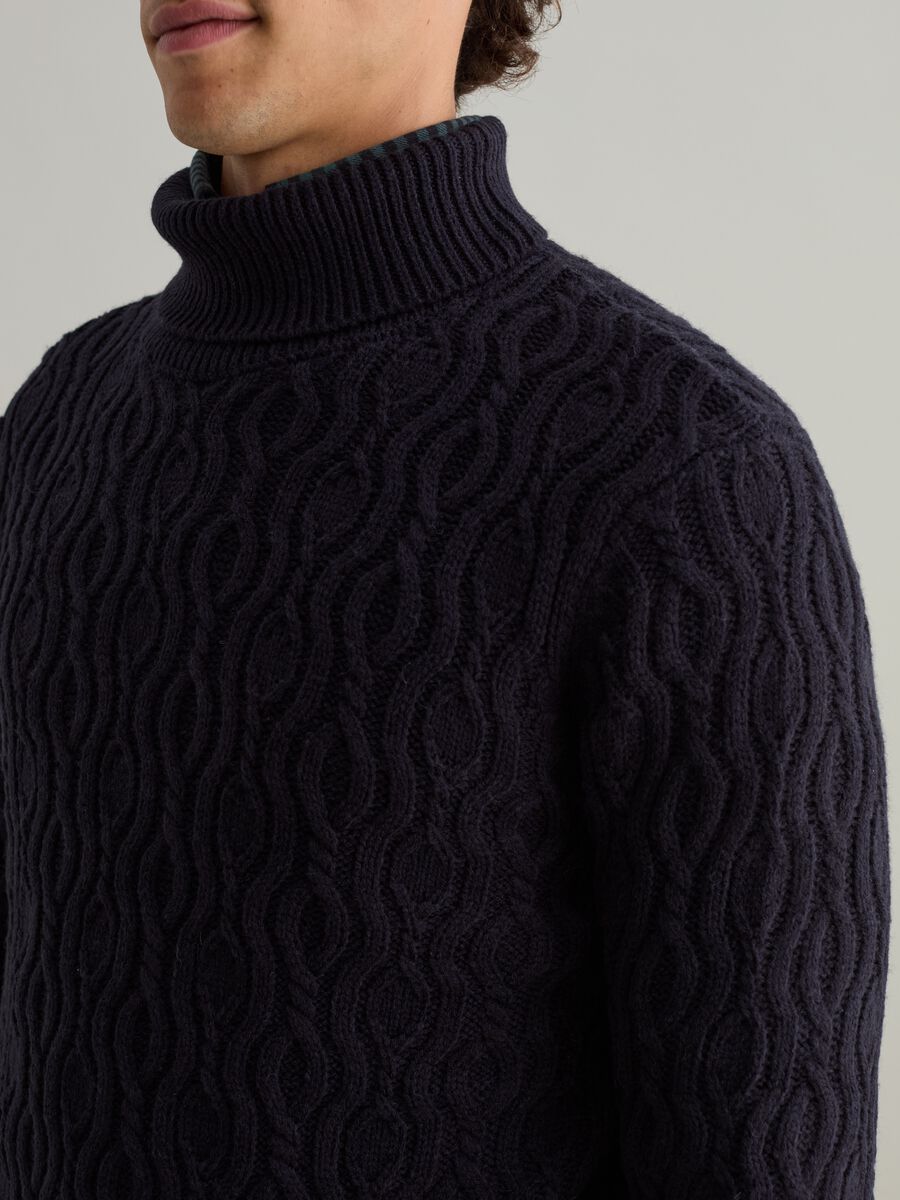 Pullover collo alto lavorazione ondulata_2