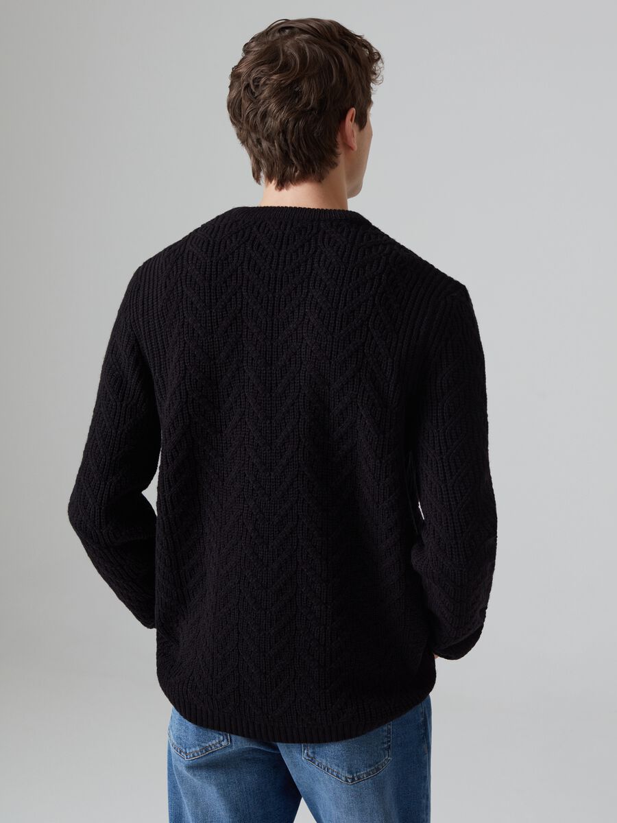 Pullover con lavorazione a trecce traforate_2