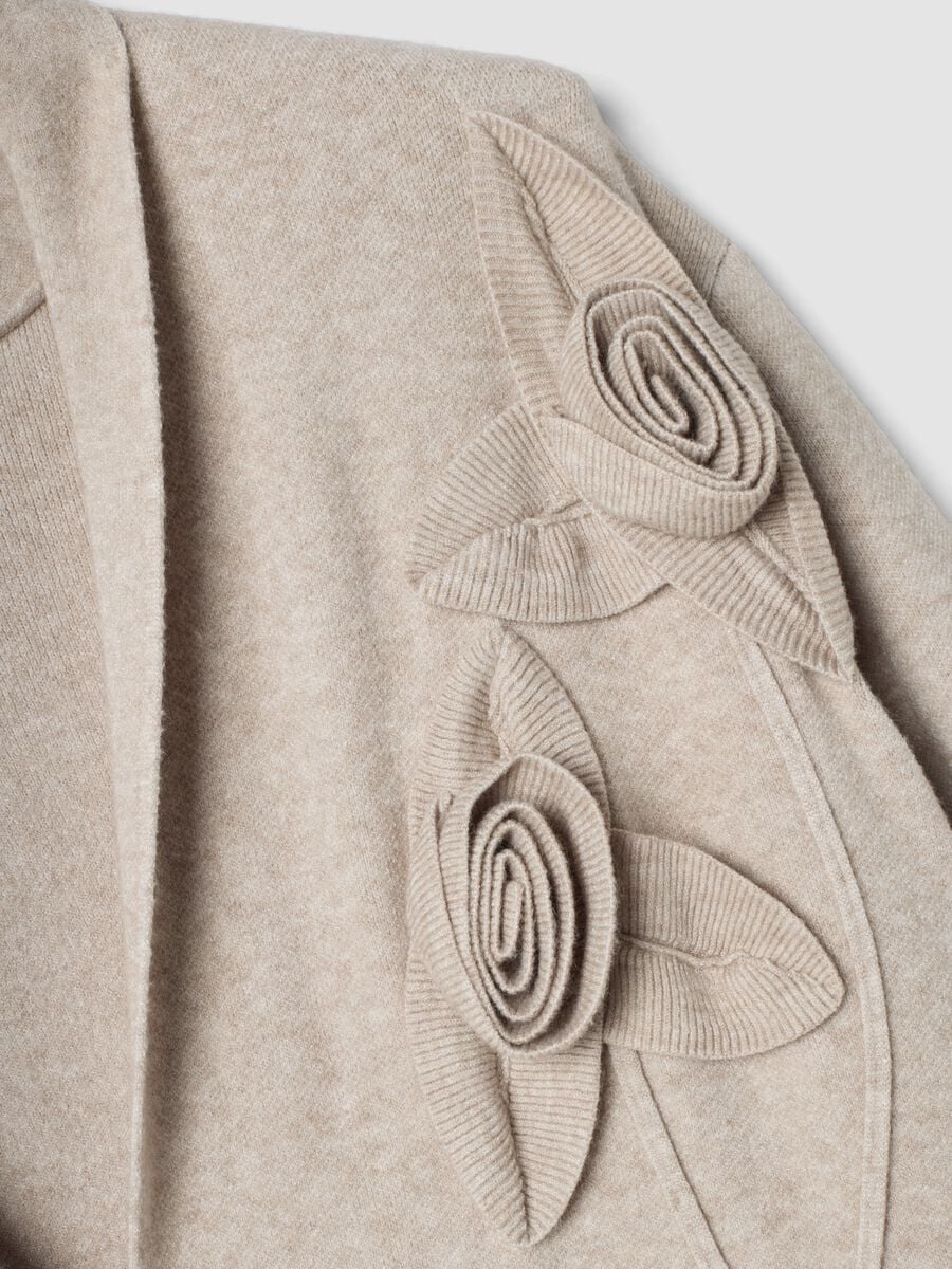 Beige viscose-blend cardigan with raised floral appliqu&eacute;_5