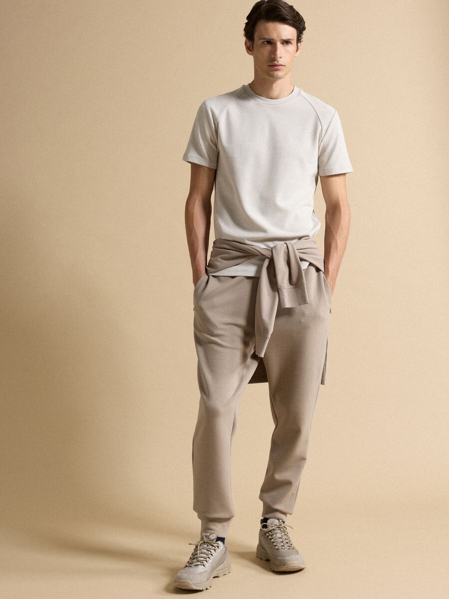 T-shirt grigia in misto cotone traspirante e ad asciugatura rapida_2