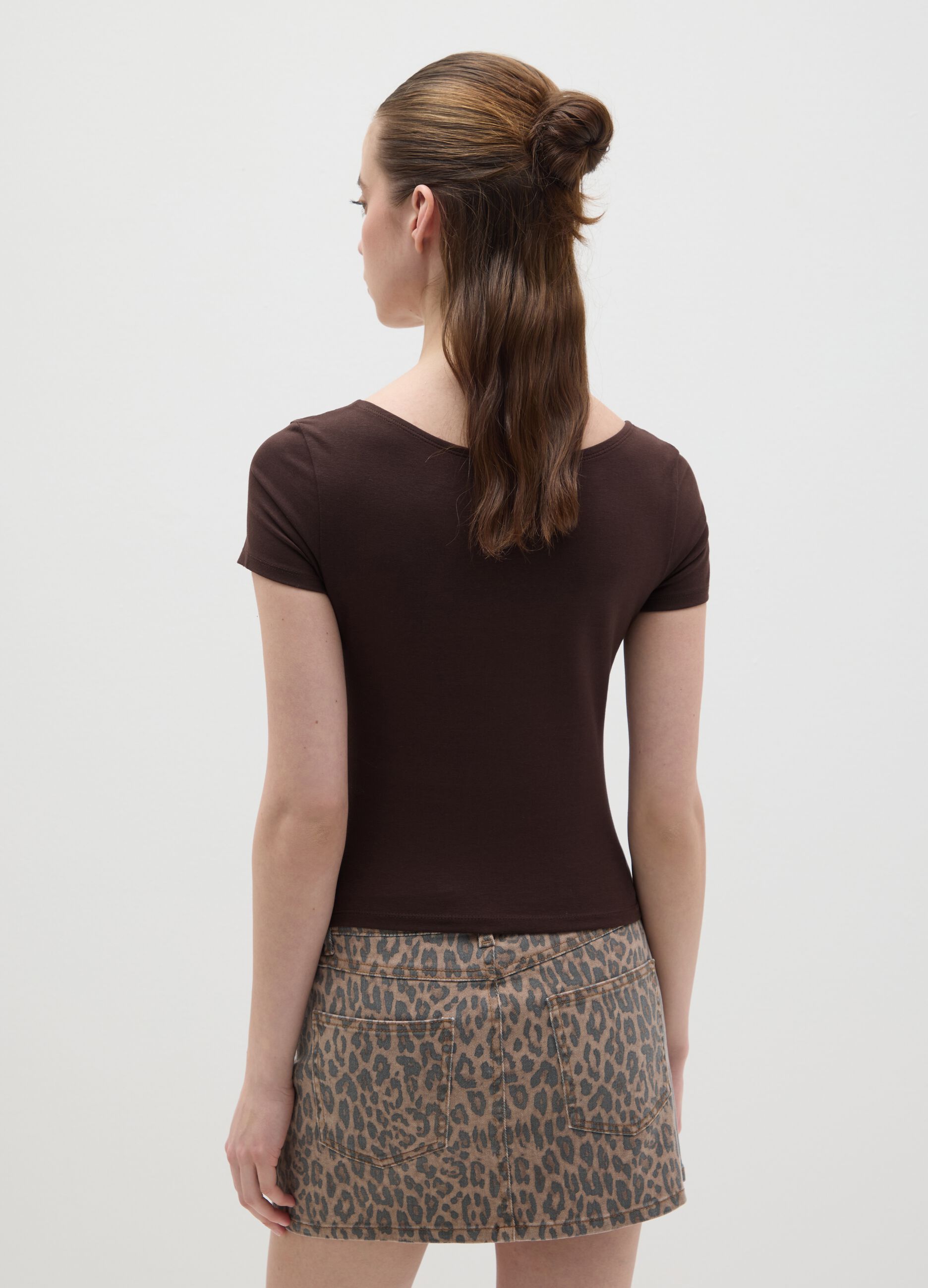 T-shirt da donna in cotone elasticizzato marrone slim fit
