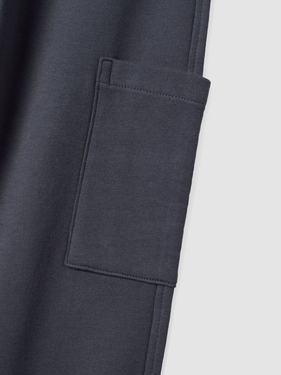 Pantaloni jogger grigi in puro cotone organico con tasche cargo per bambino_2