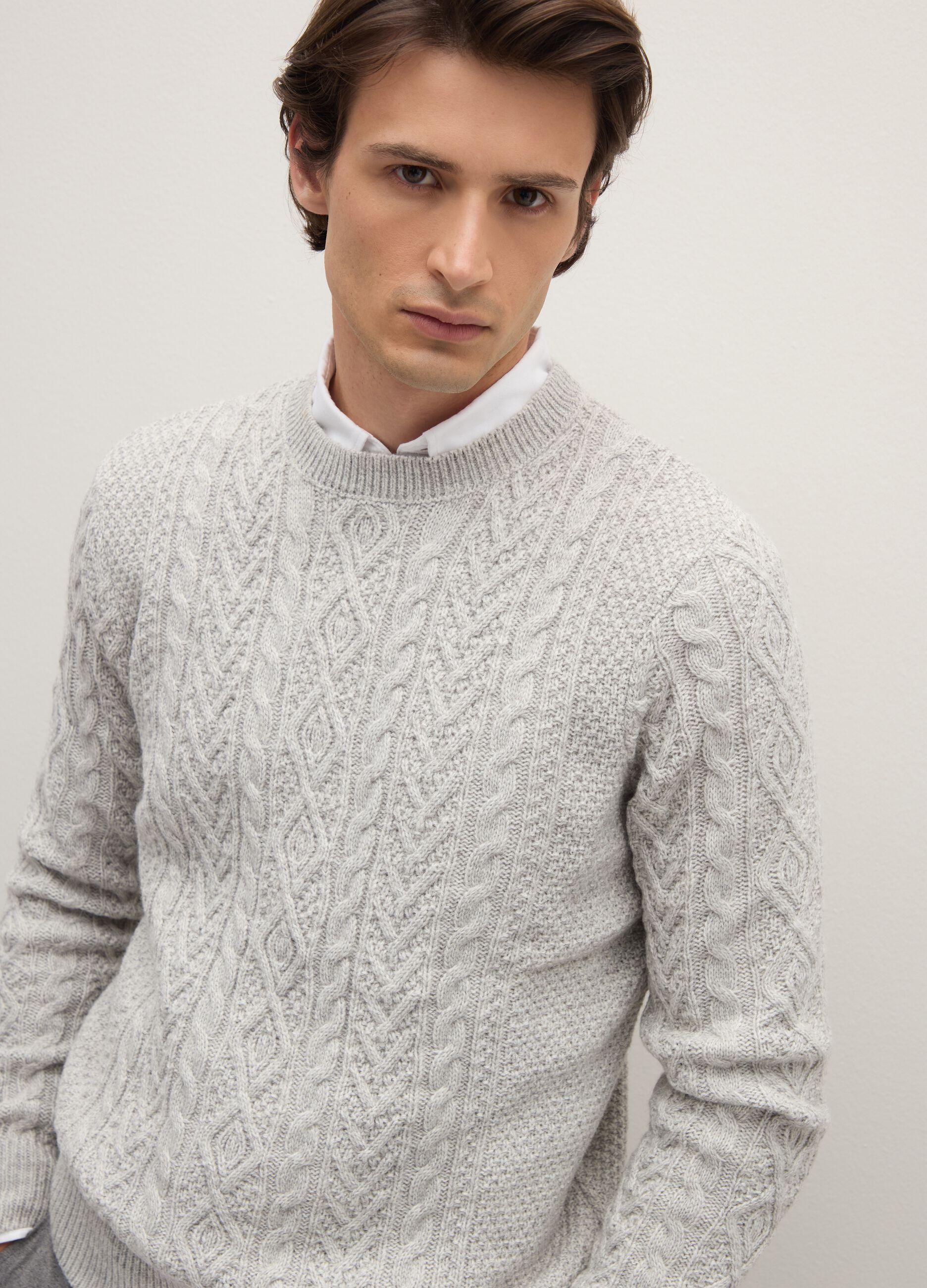 Grey regular fit sweater with round neckline