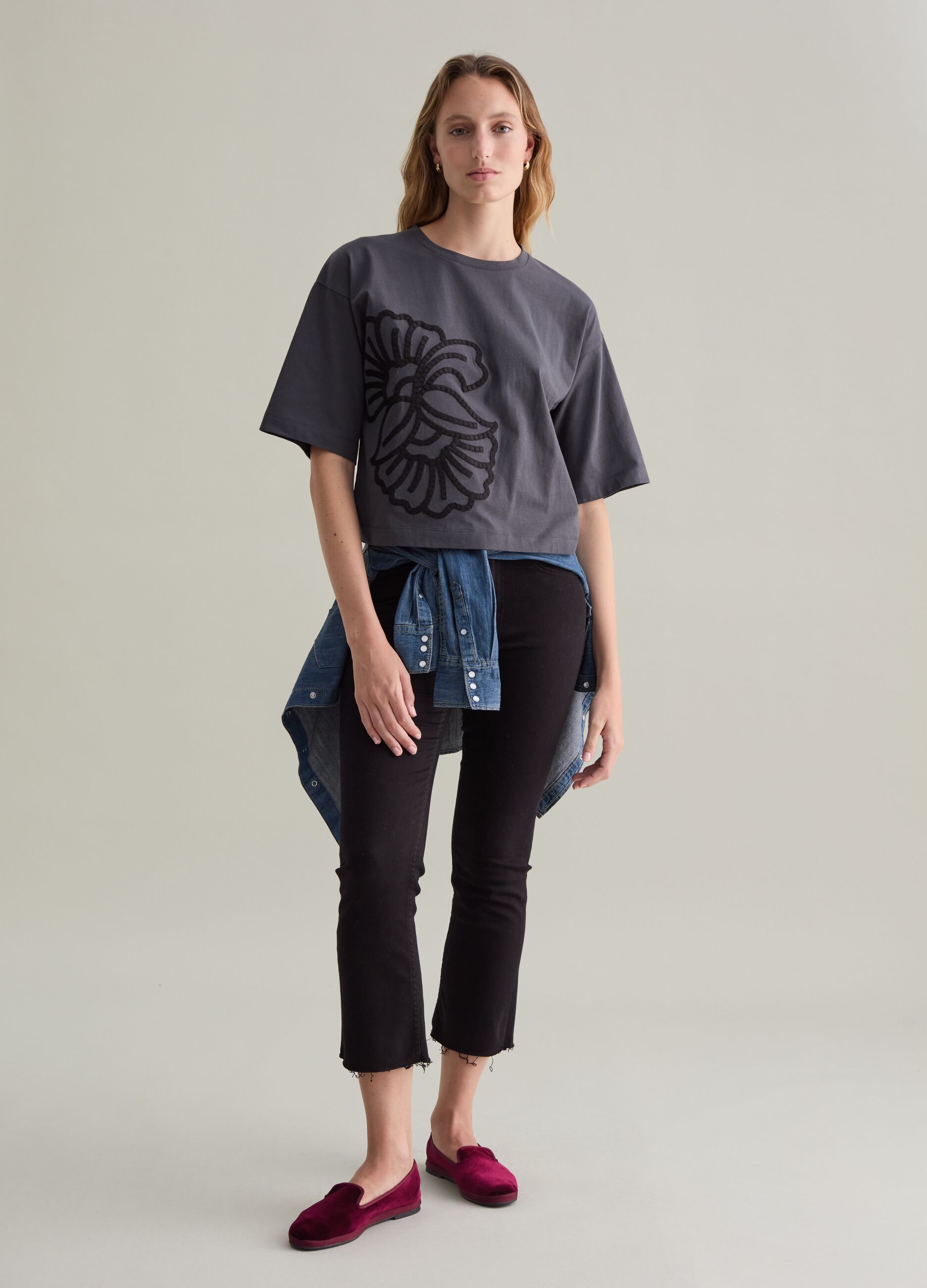 PIOMBO T-shirt over con ricamo floreale