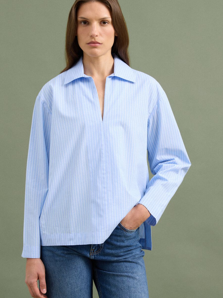 Camicia azzurra a righe in popeline di puro cotone con scollo a V_0