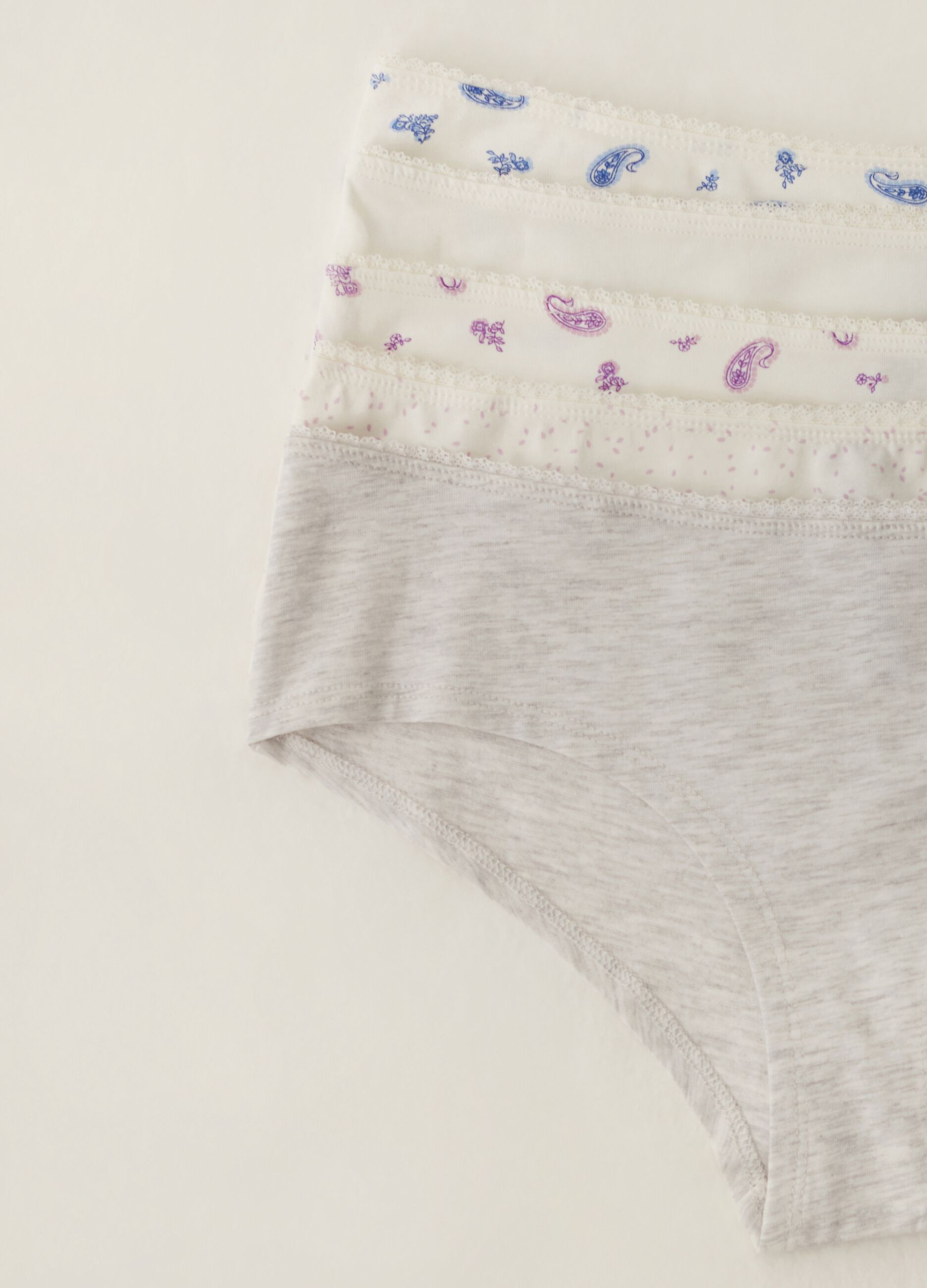 Set cinque culotte con profilo in pizzo