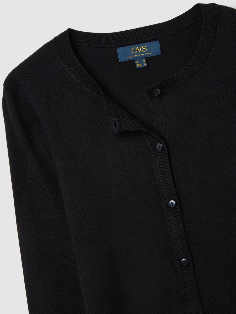Cardigan girocollo nero regular fit con lavorazione a maglia jersey_5