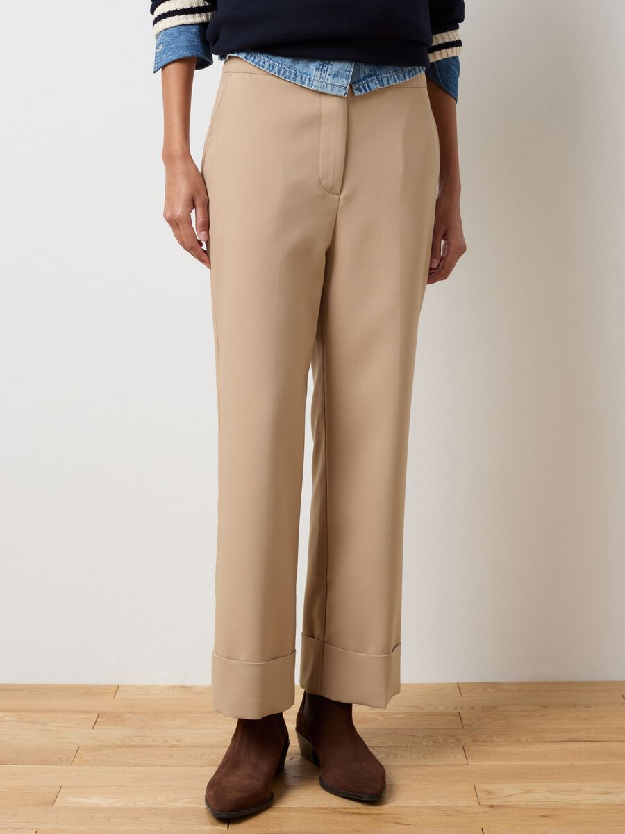 Pantaloni beige a taglio dritto con risvolto_1