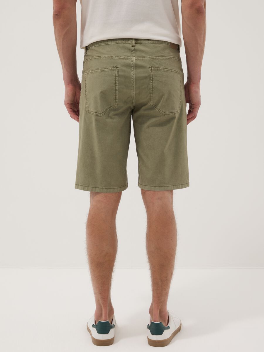 Green stretch cotton five-pocket Bermuda shorts_2