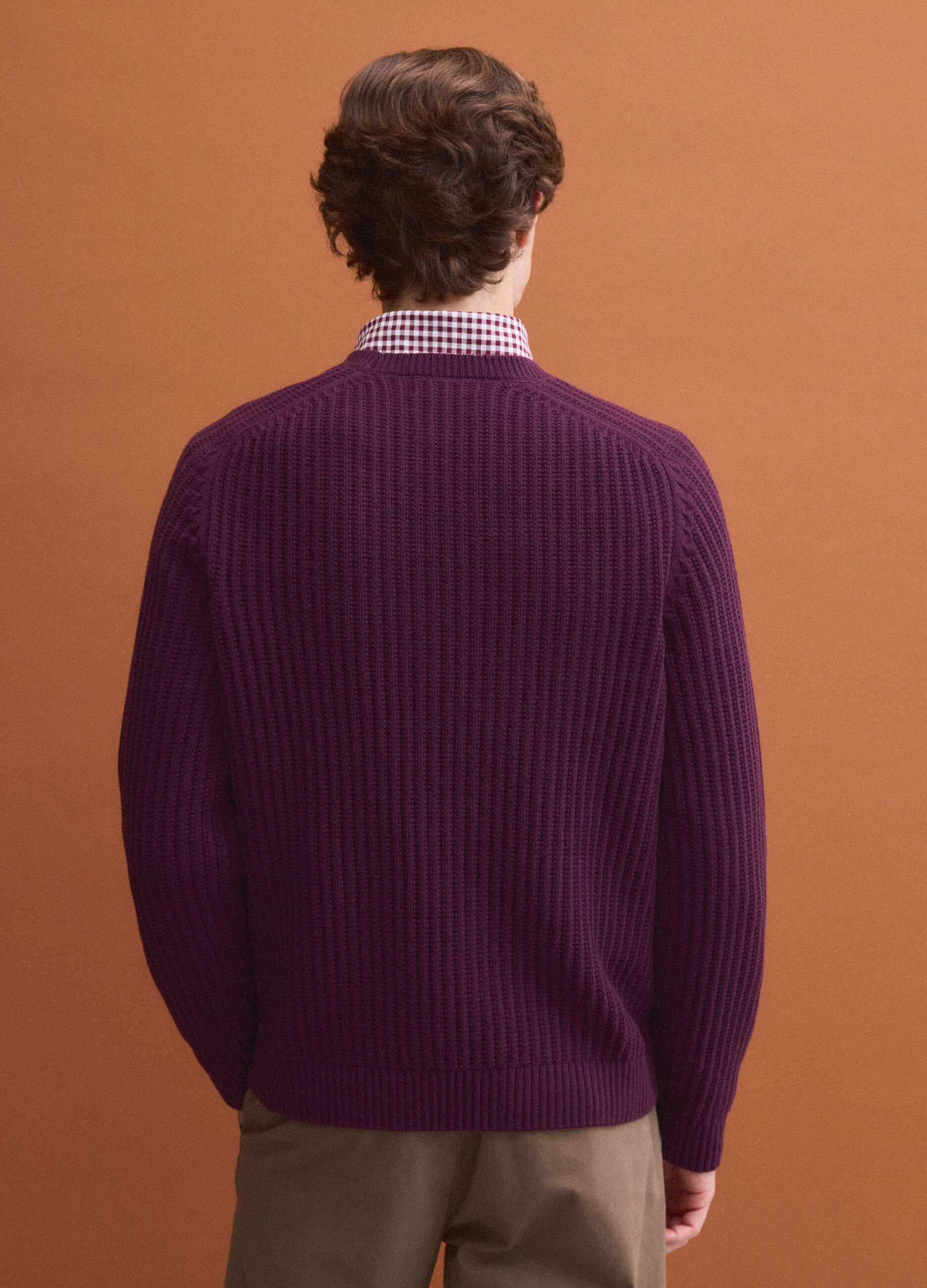 Maglia viola in misto cotone a coste con girocollo regular fit