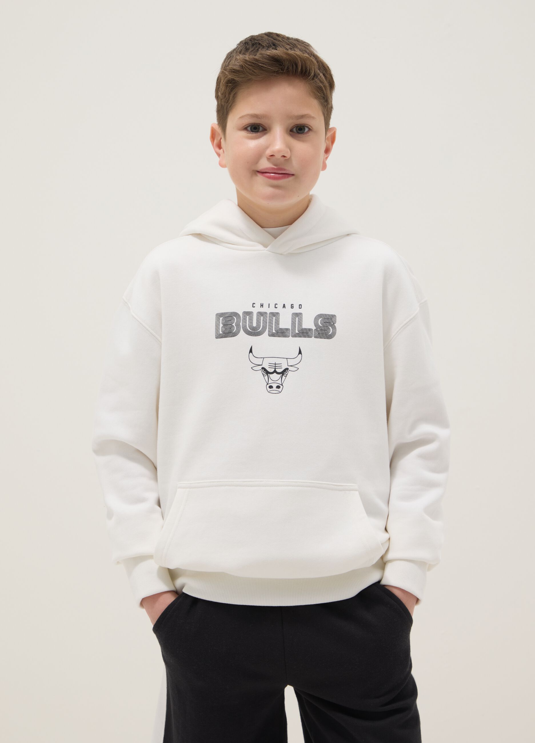 Felpa in misto cotone bianca da bambino regular fit con stampa Bulls