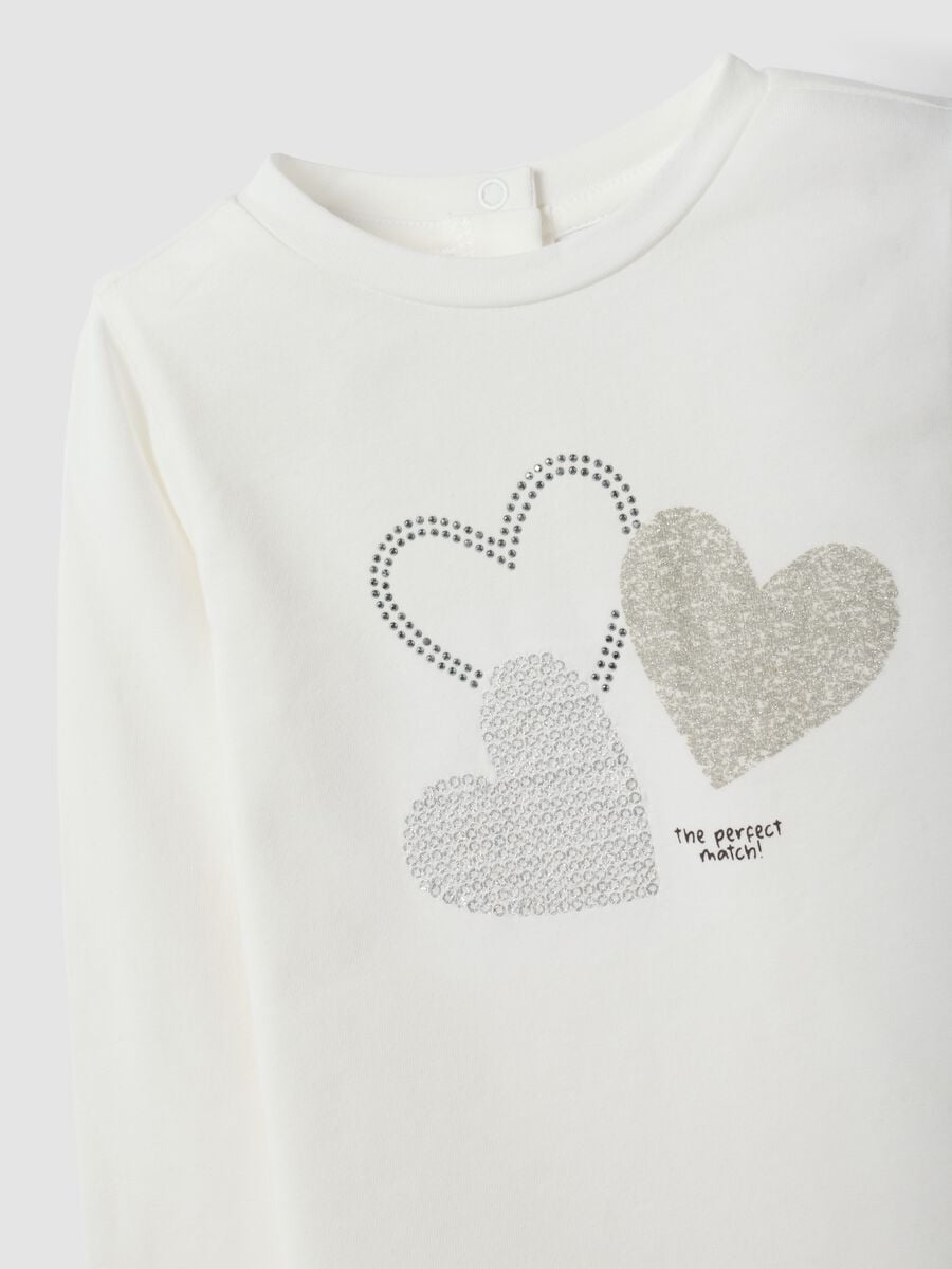 Maglietta bianca in cotone organico elasticizzato con stampa cuori per bimba_2